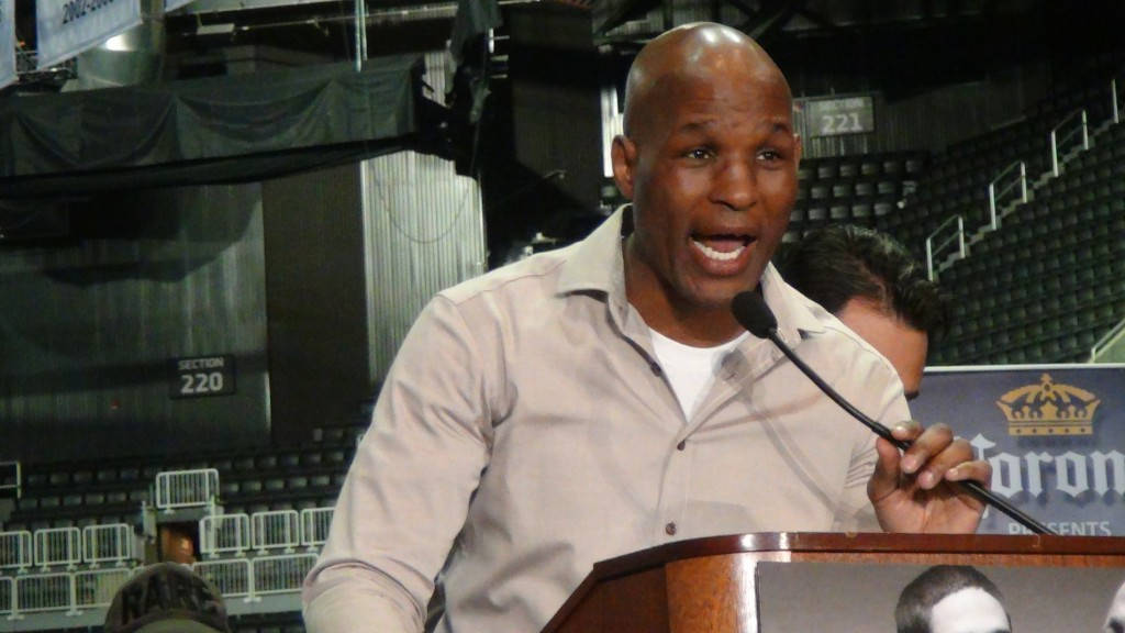 伯納德·霍普金斯接受採訪 壁紙 — Mike Tyson 在一個背後空無一人的體育館記者會上充滿激情地發言。