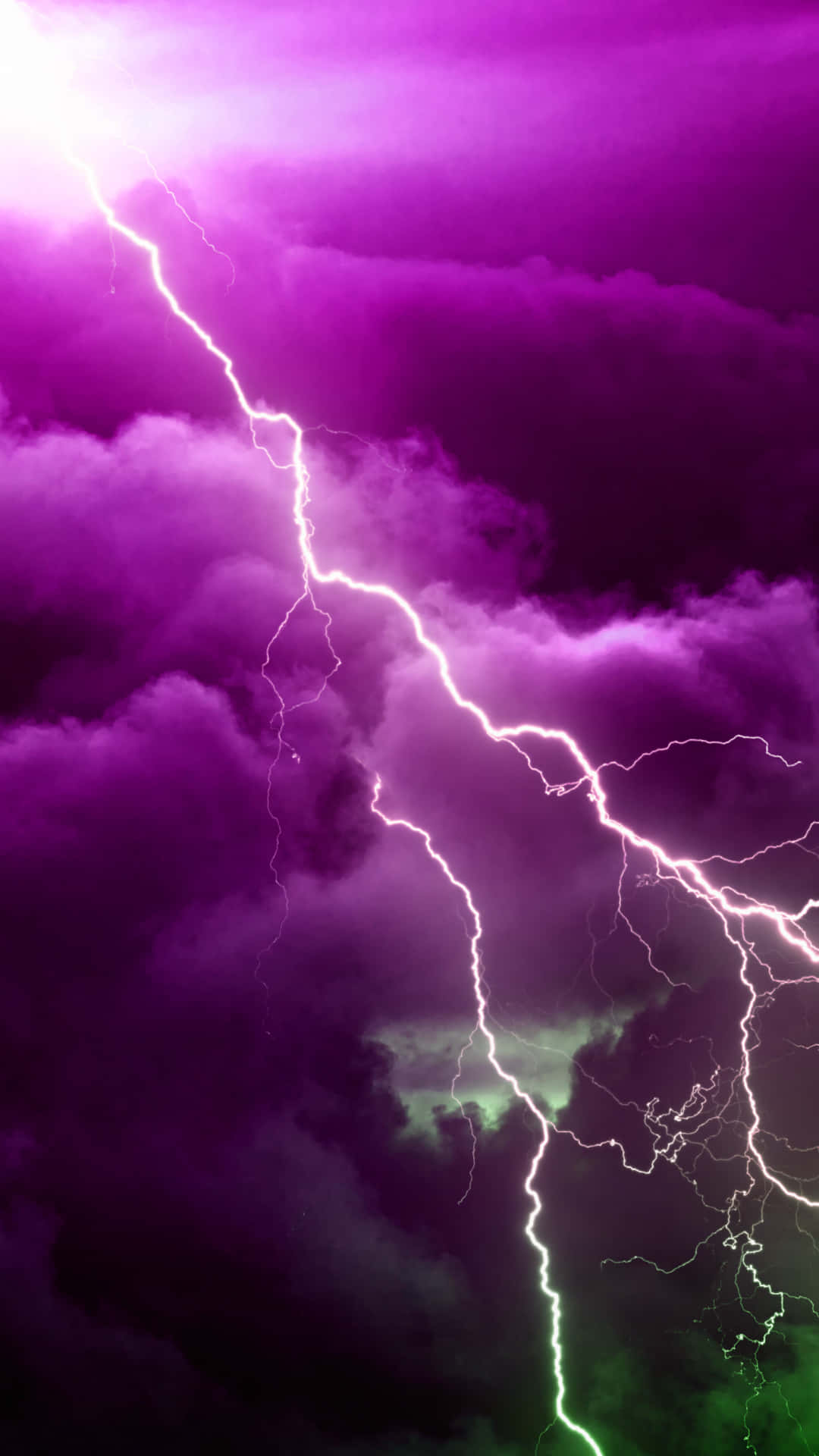 被明亮閃電照亮的紫色暴風雨雲。