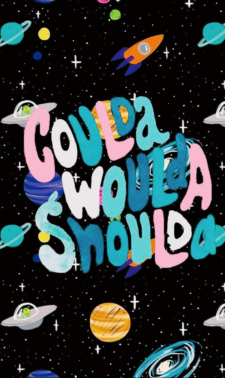 伸手摘星 壁紙 — 充滿活力的宇宙牆紙，帶有俏皮文字「Coulda Woulda Shoulda」，周圍環繞著火箭、行星和UFO，背景是繁星點點的黑色。