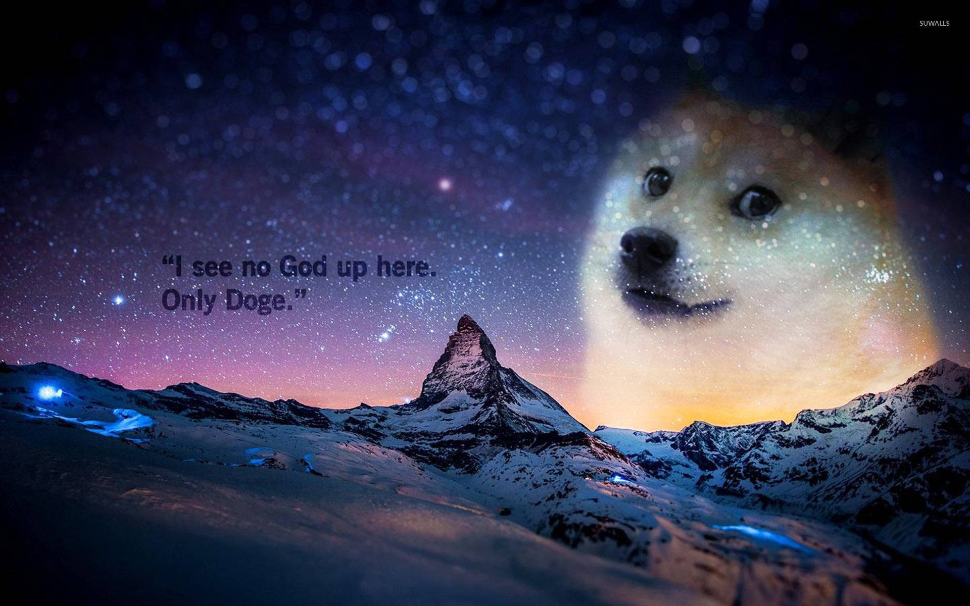 夜晚的雪山，有一個巨大的 Doge 面孔和文字「我在這裡看不到上帝。只有 Doge。」