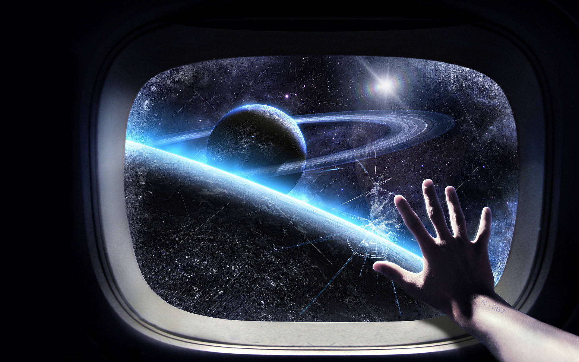 伸手觸及宇宙的太空電腦壁紙 壁紙 — 一隻手穿過破裂的飛機窗戶，伸向一個帶有光環和明亮恆星的發光行星。