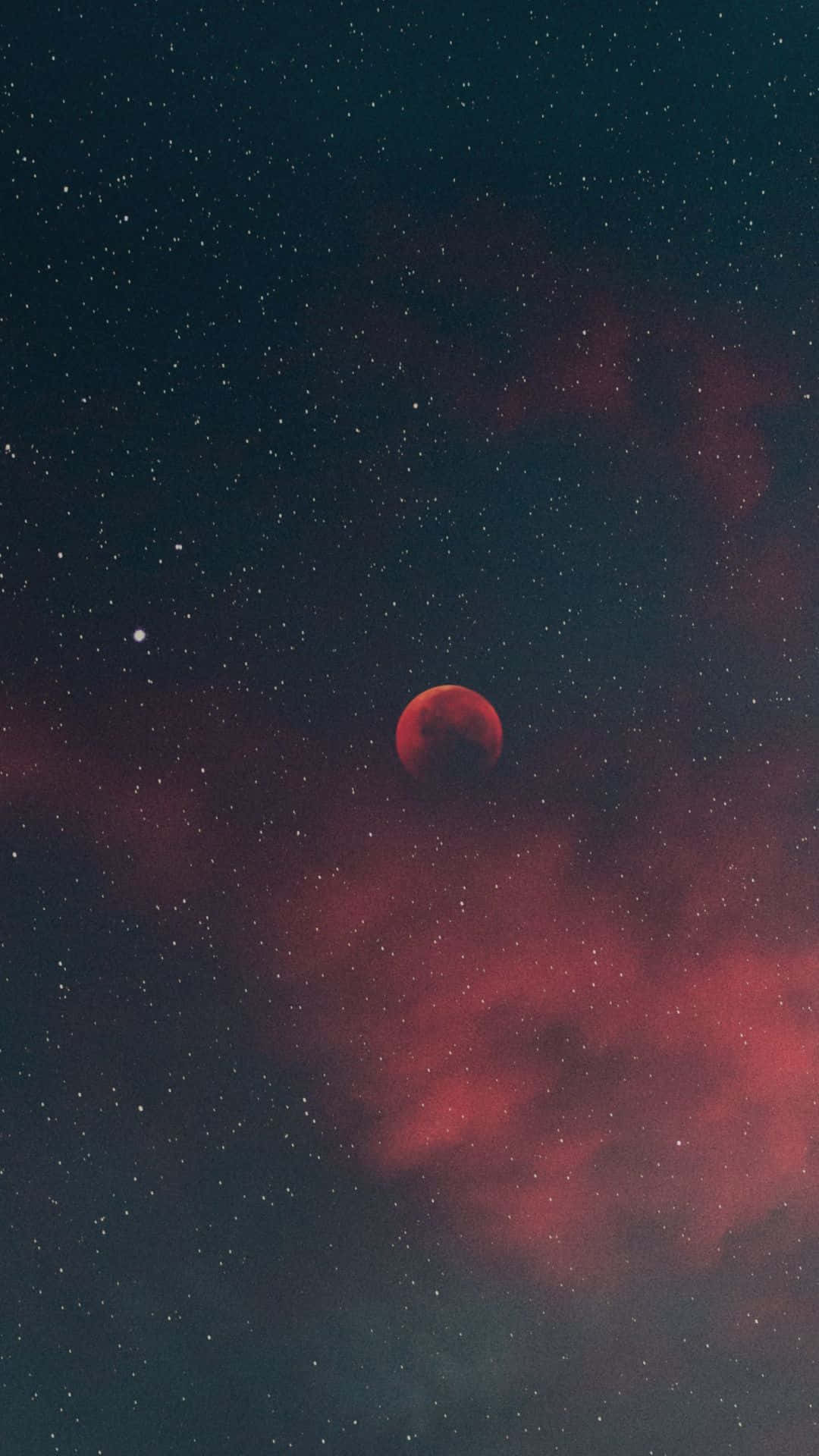 血月在星空下穿過紅色星雲雲升起。