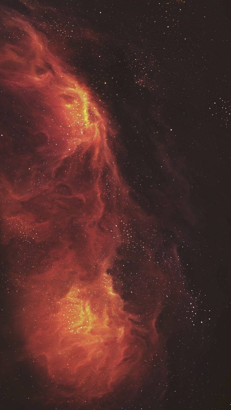 伸手觸及星辰 壁紙 — 一團火紅和橙色的星雲在佈滿星星的黑色宇宙虛空中旋轉，伴隨著發光的氣體雲。