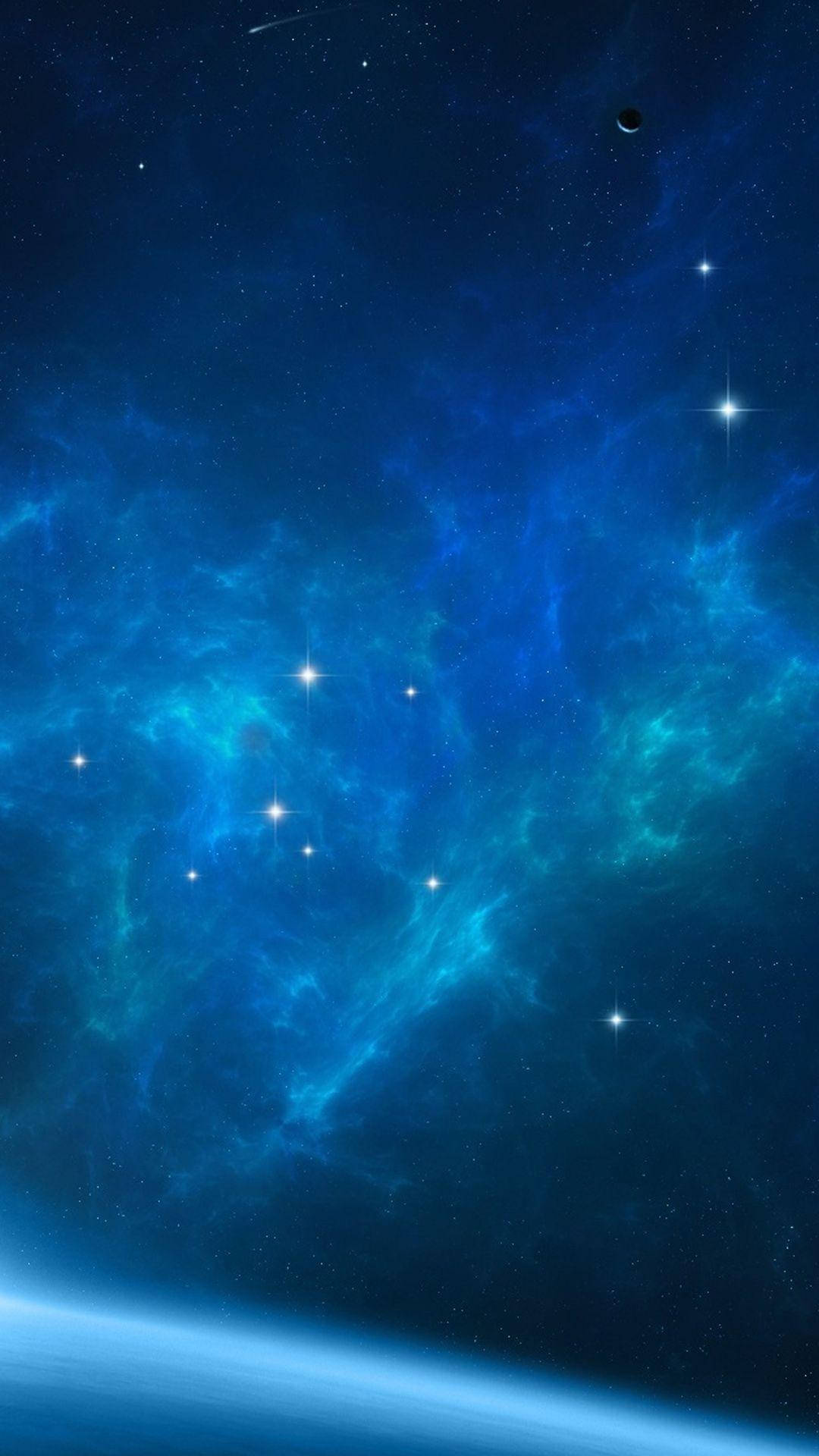 佈滿明亮星辰的藍色星系 壁紙 — 一個令人嘆為觀止的景色，呈現出充滿活力的藍色星雲，下方有閃爍的星星和一顆行星的彎曲地平線。