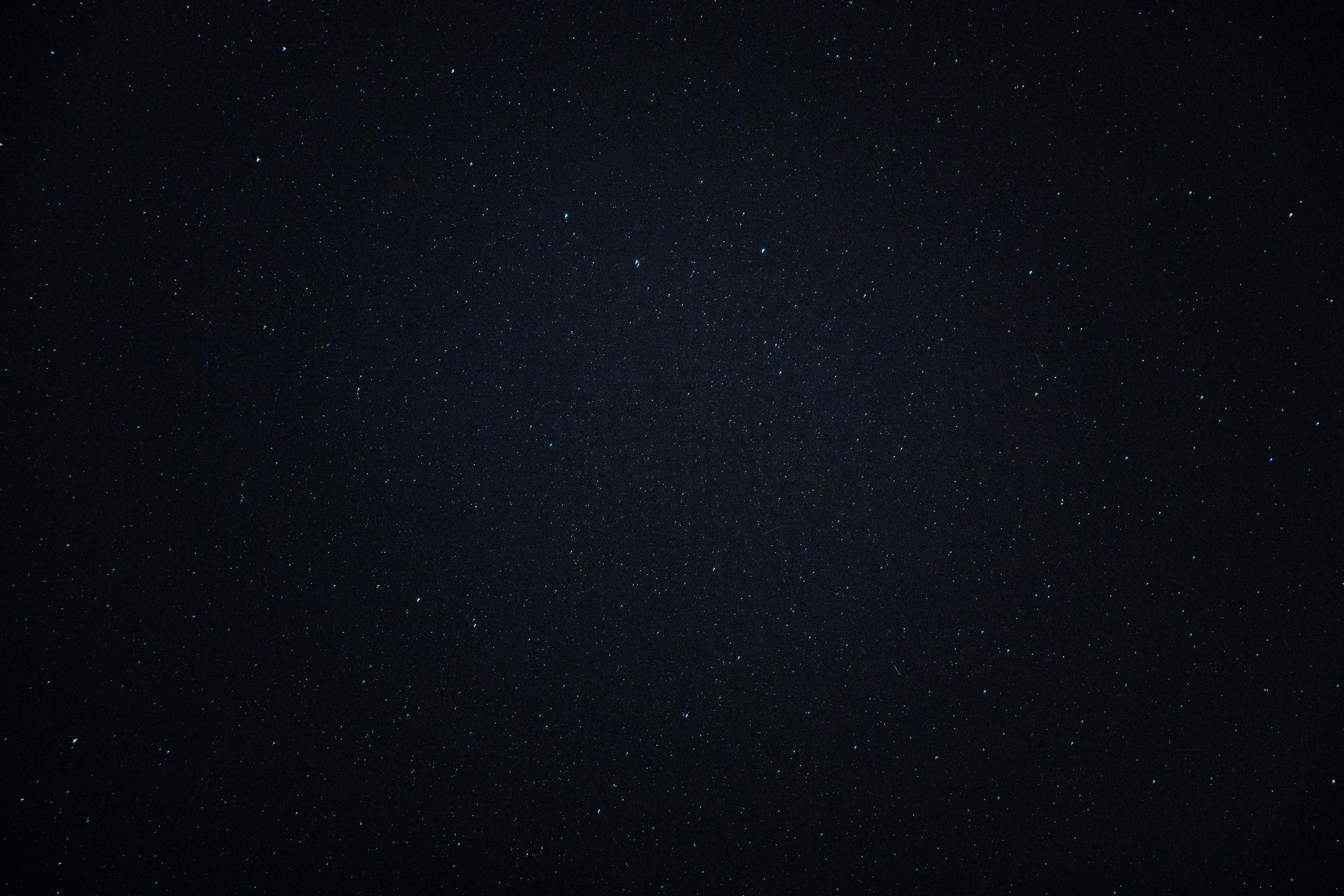 佈滿星星的深色天空 壁紙 — 廣闊的深藍色夜空，佈滿無數閃爍的星星，散落在深邃的藍色天際。
