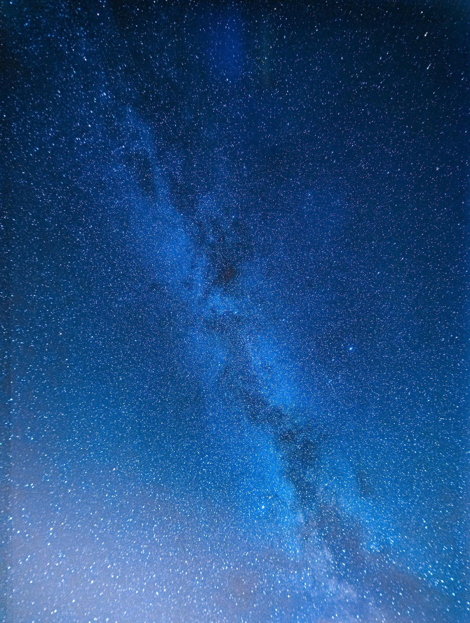 佈滿星辰的藍色星系 壁紙 — 令人嘆為觀止的銀河系景觀，在深藍色夜空中閃耀，充滿無數星星。
