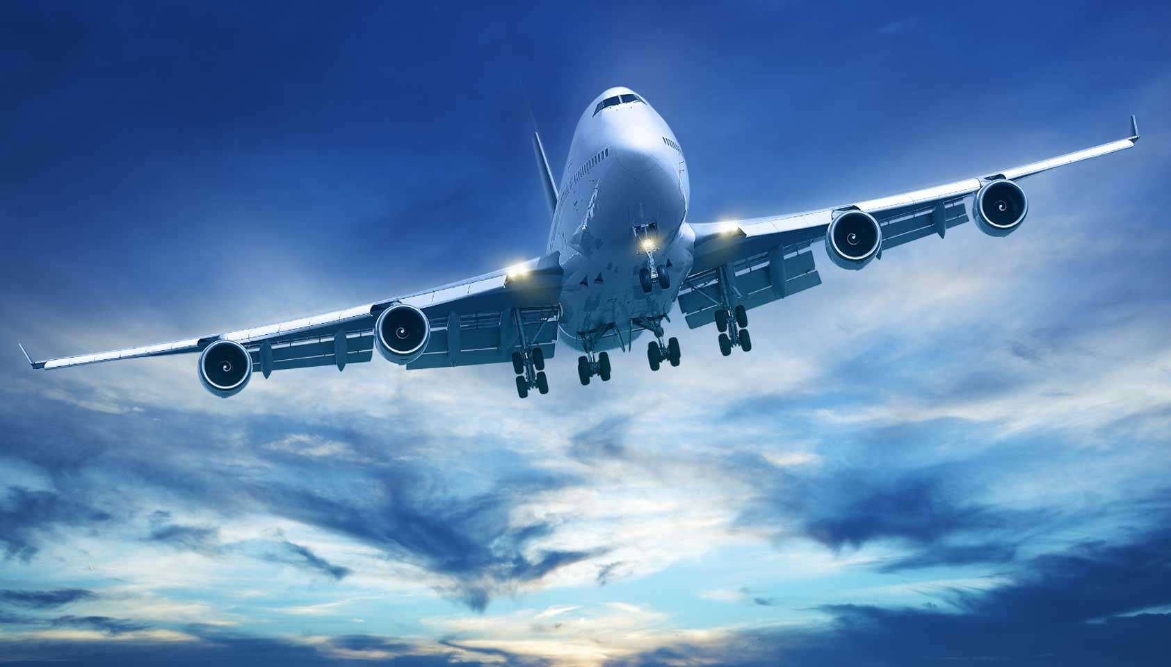 一架大型客機在多雲的天空下準備降落。