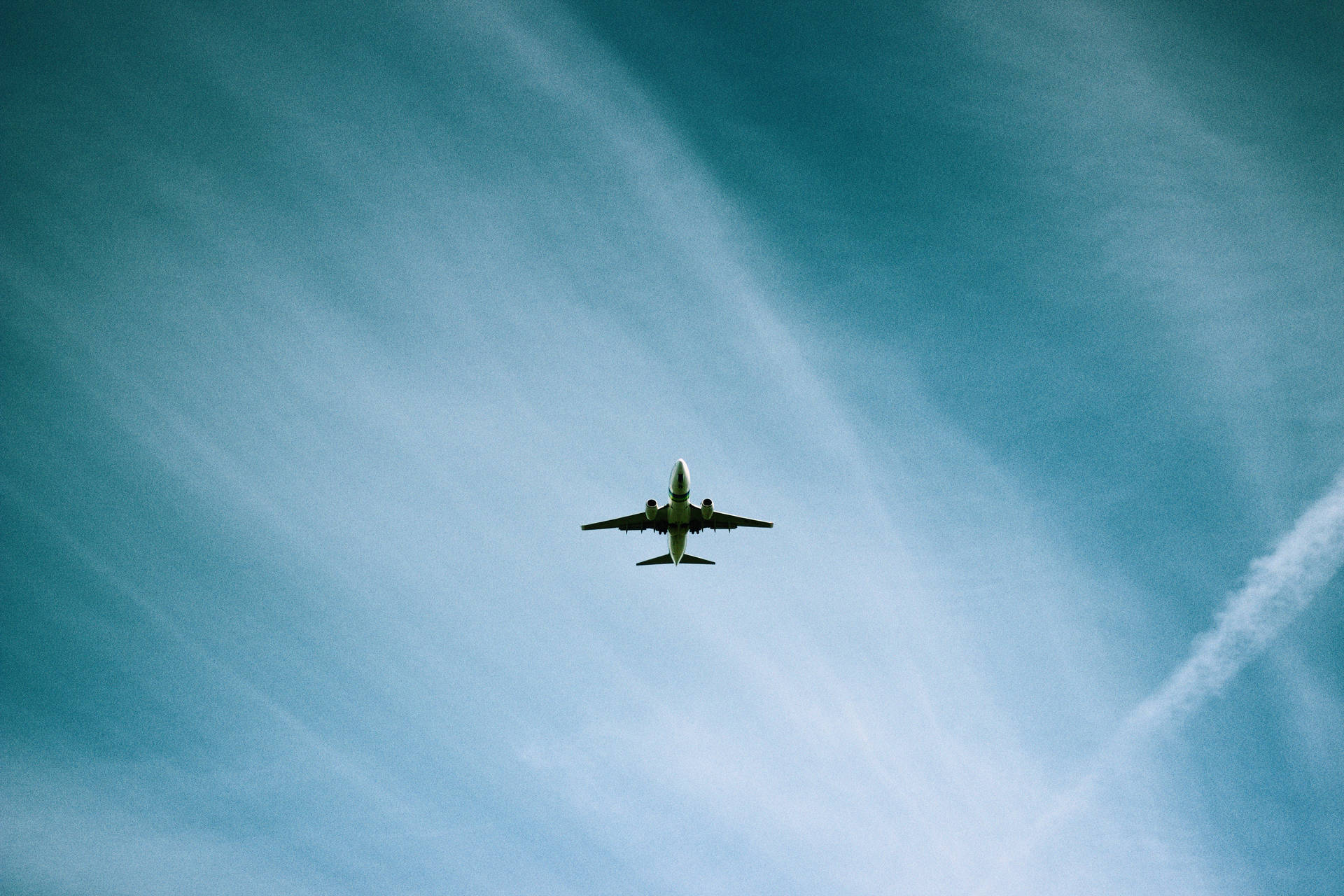 飛機在藍天白雲中高飛。