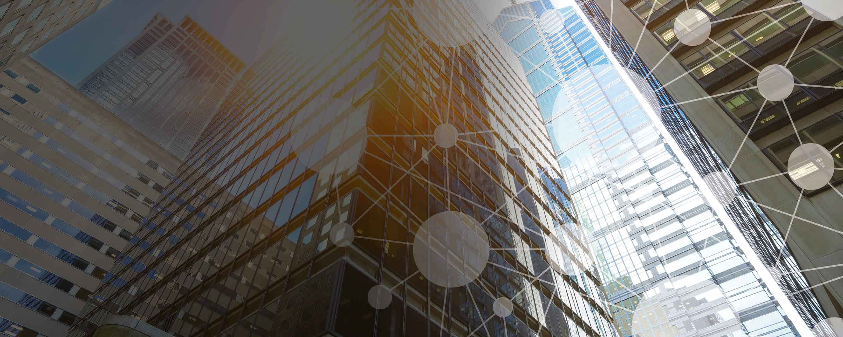 Buildings 桌布 壁紙 — 低角度觀看高聳的玻璃摩天大樓，帶有在溫暖陽光下發光的數字網絡覆蓋層。