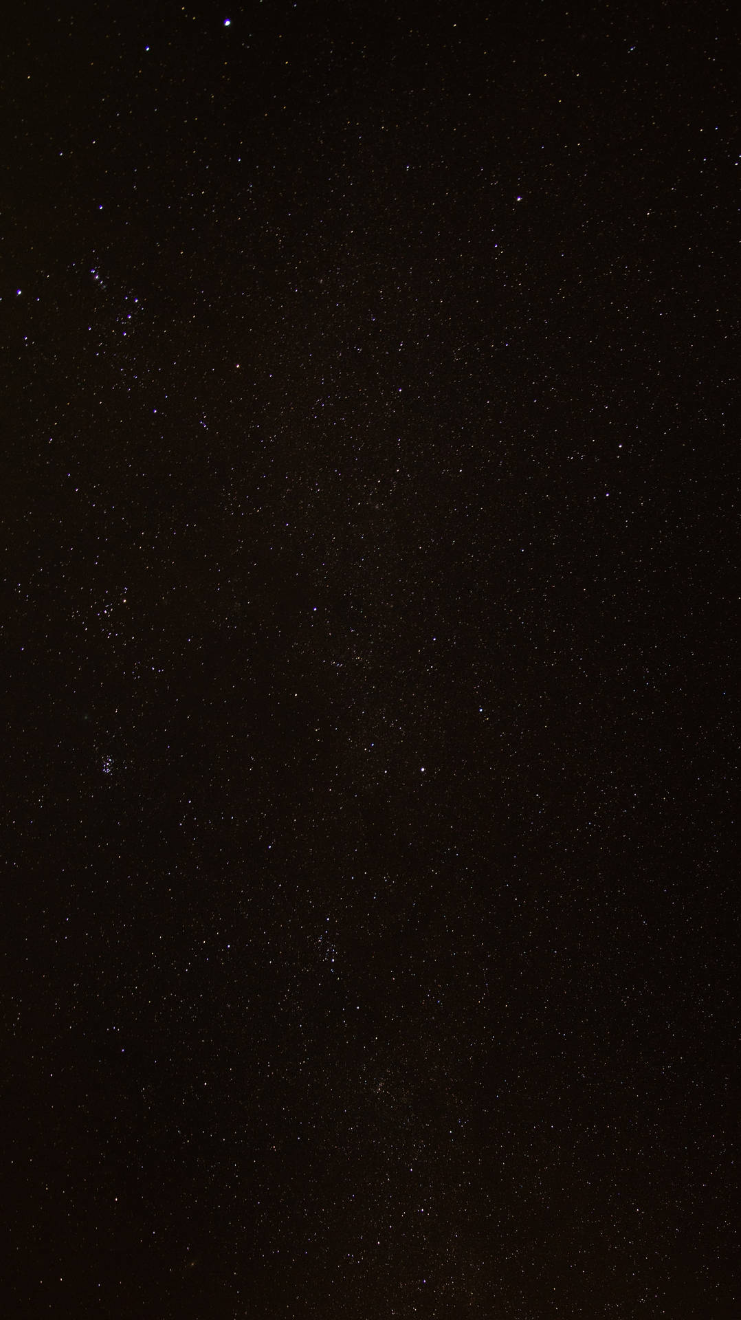 帶有微弱宇宙塵埃雲的星空夜空。