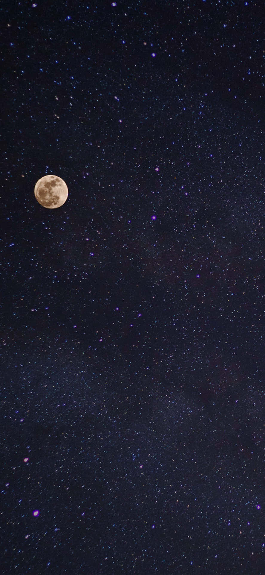 滿月在帶有紫色和藍色調的星空下閃耀。