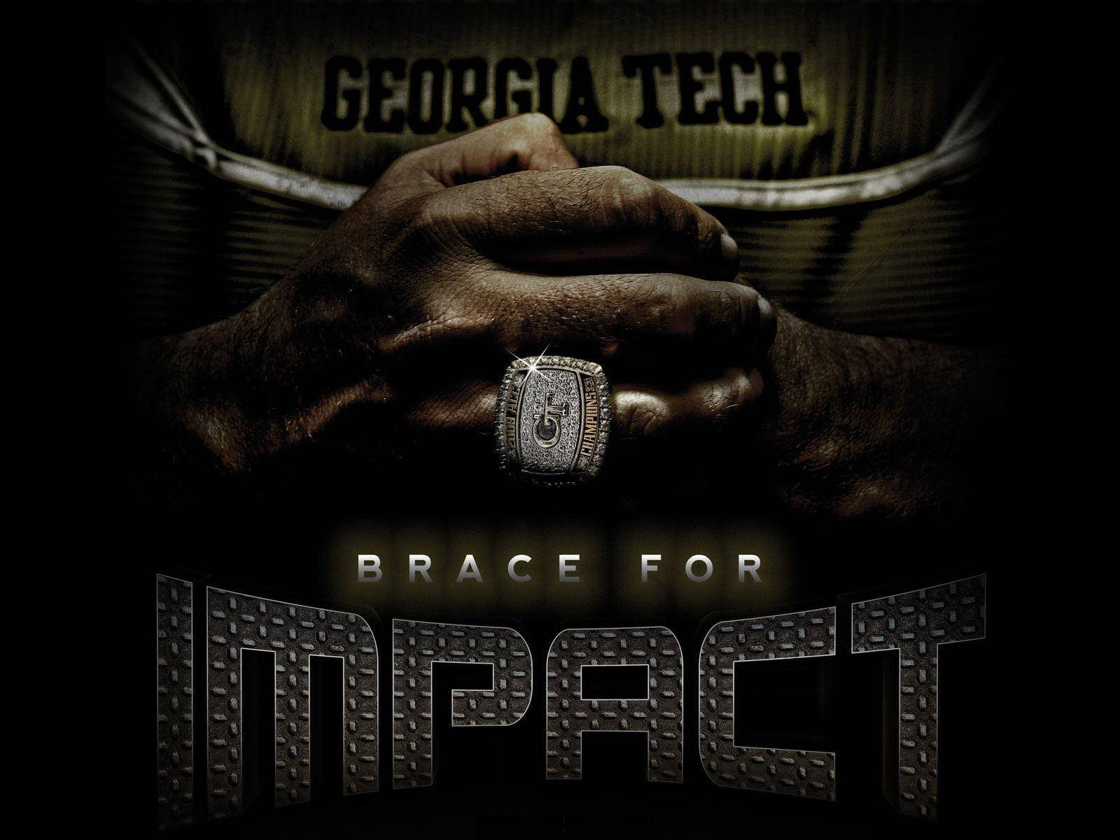 一隻手拿著一枚冠軍戒指，上面有Georgia Tech字樣和Brace For Impact標語。