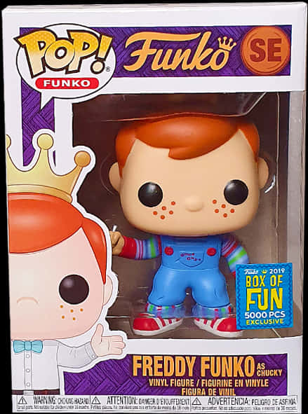佛瑞迪 Funko Pop 恰奇版 壁紙 — 一個Funko Pop! 的Freddy Funko扮演Chucky的乙烯基公仔，身穿藍色工裝褲，頭戴金色皇冠，放在收藏盒中。