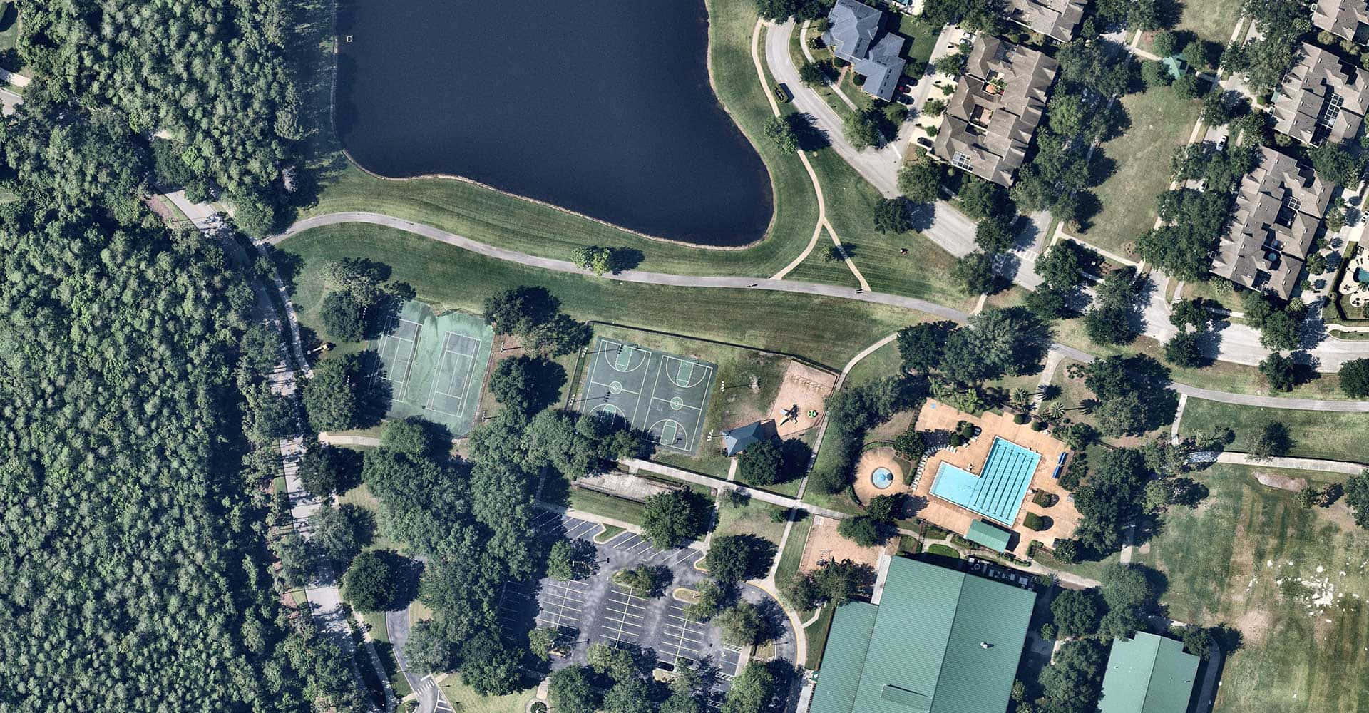 郊區公園的鳥瞰圖，設有運動場和游泳池。
