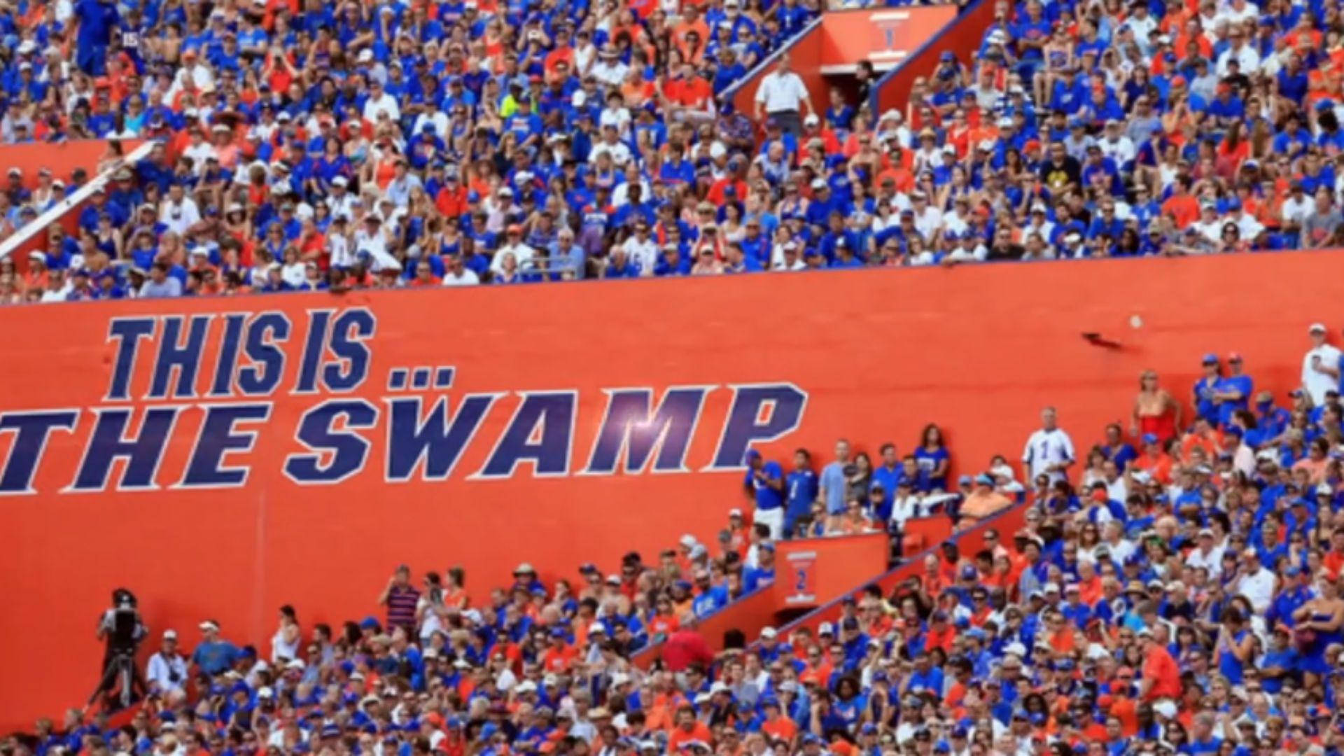 體育場觀眾與 'THIS IS... THE SWAMP' 牆壁一起歡呼
