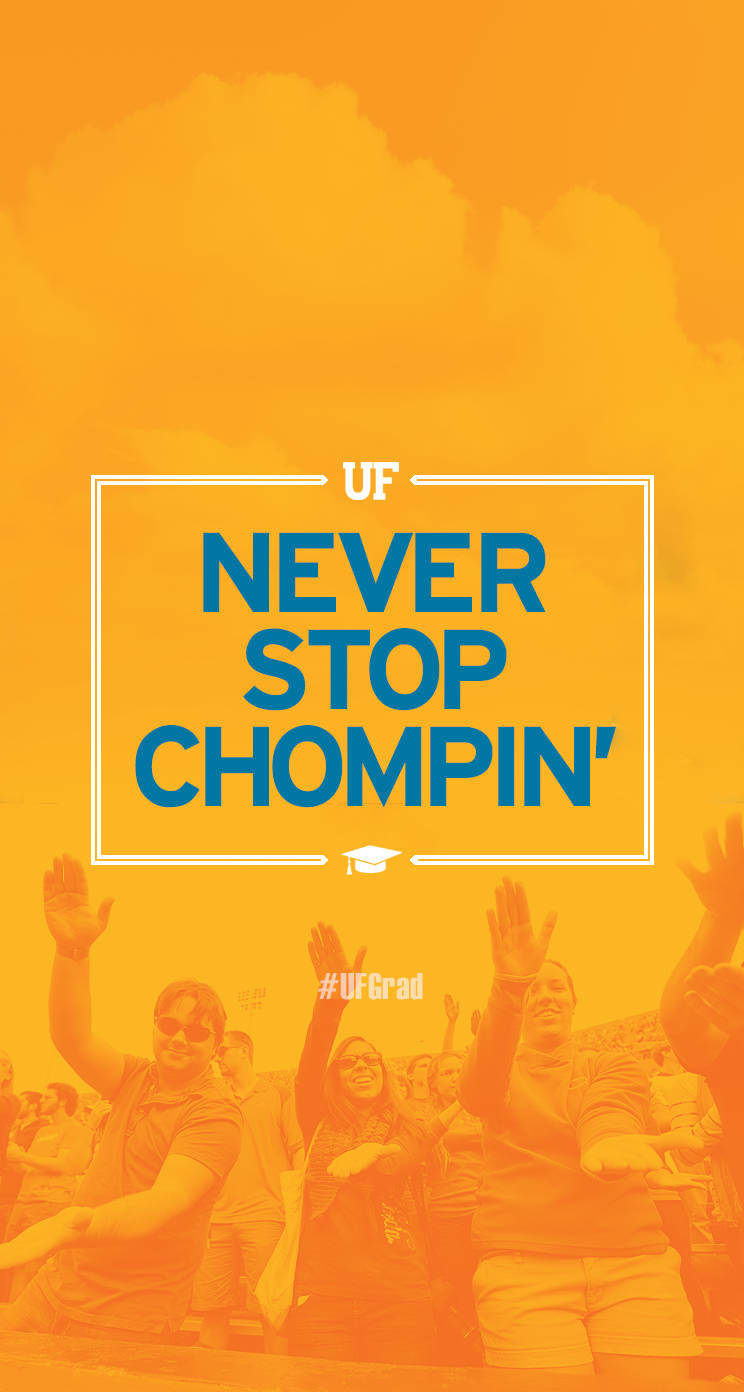 畢業生喺橙色天空下高舉雙手慶祝，帶有「Never Stop Chompin」字樣