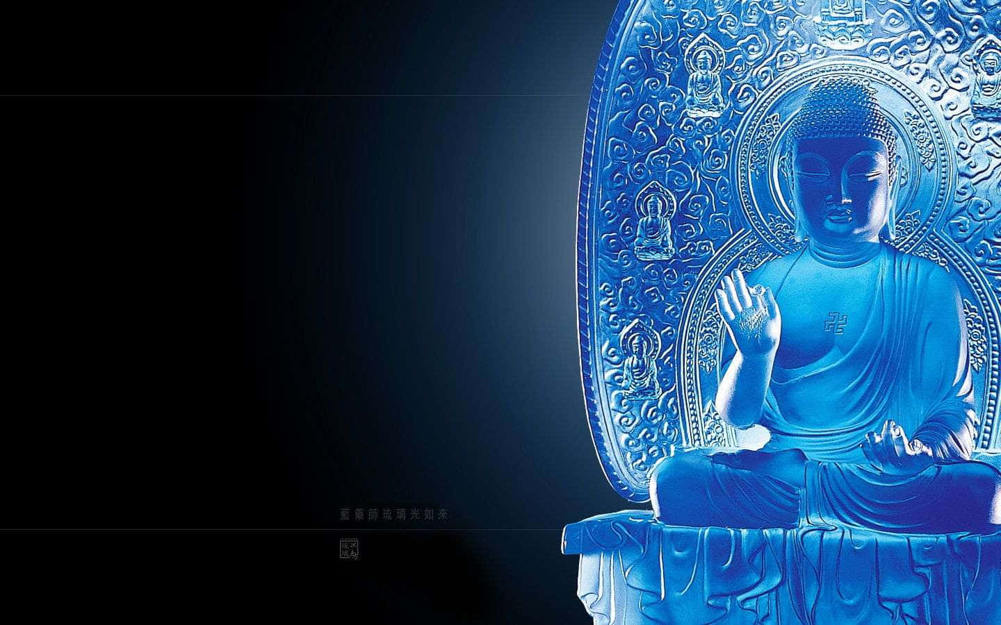 佛陀置身自然冥想 壁紙 — 一尊寧靜的藍色佛像在深色背景中冥想，帶有精緻的光環圖案柔和發光。