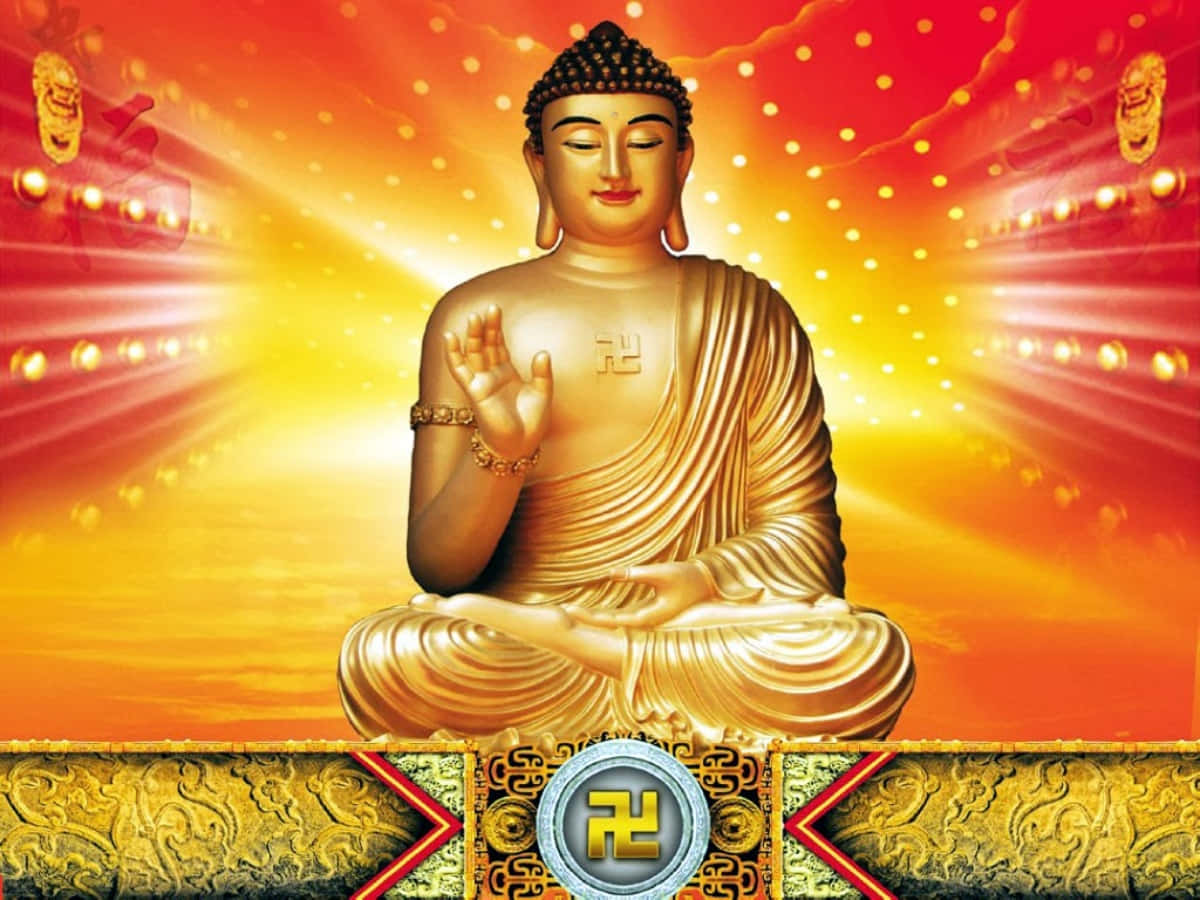 佛陀雕像，佛教創始人 壁紙 — 金色佛像散發出寧靜的光芒，背景是熾熱的橙黃色天空，下方有華麗的圖案。