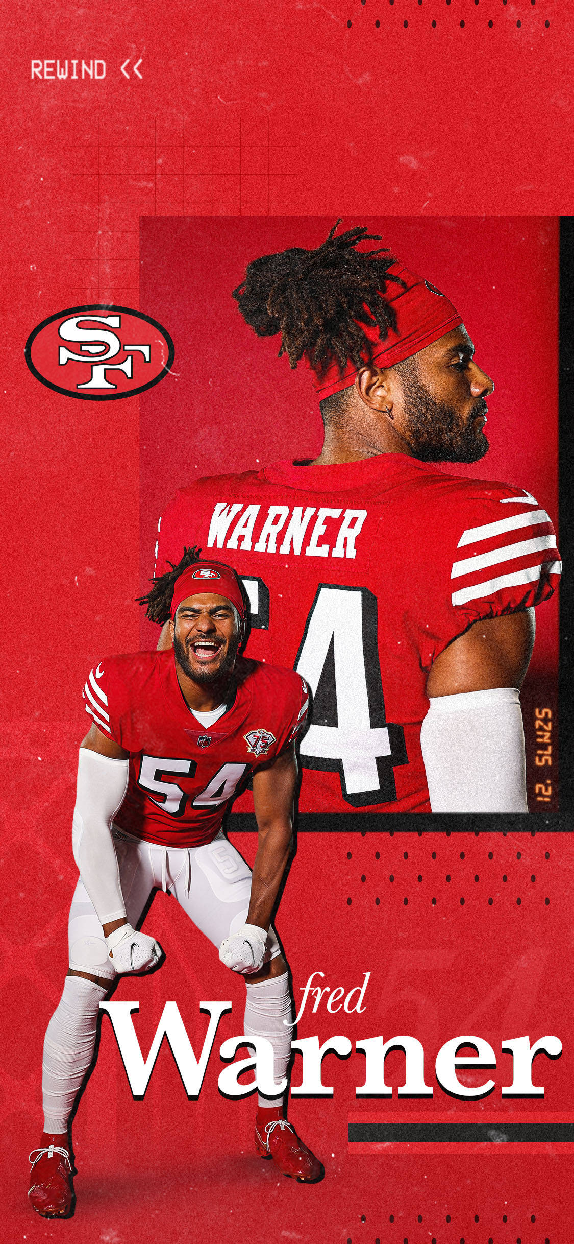 佛雷德·華納雙圖 49ers iPhone 壁紙 — 一位充滿活力的三藩市四九人美式足球員身穿紅色球衣，在帶有球隊標誌和名稱的醒目紅色背景前充滿活力地擺姿勢。