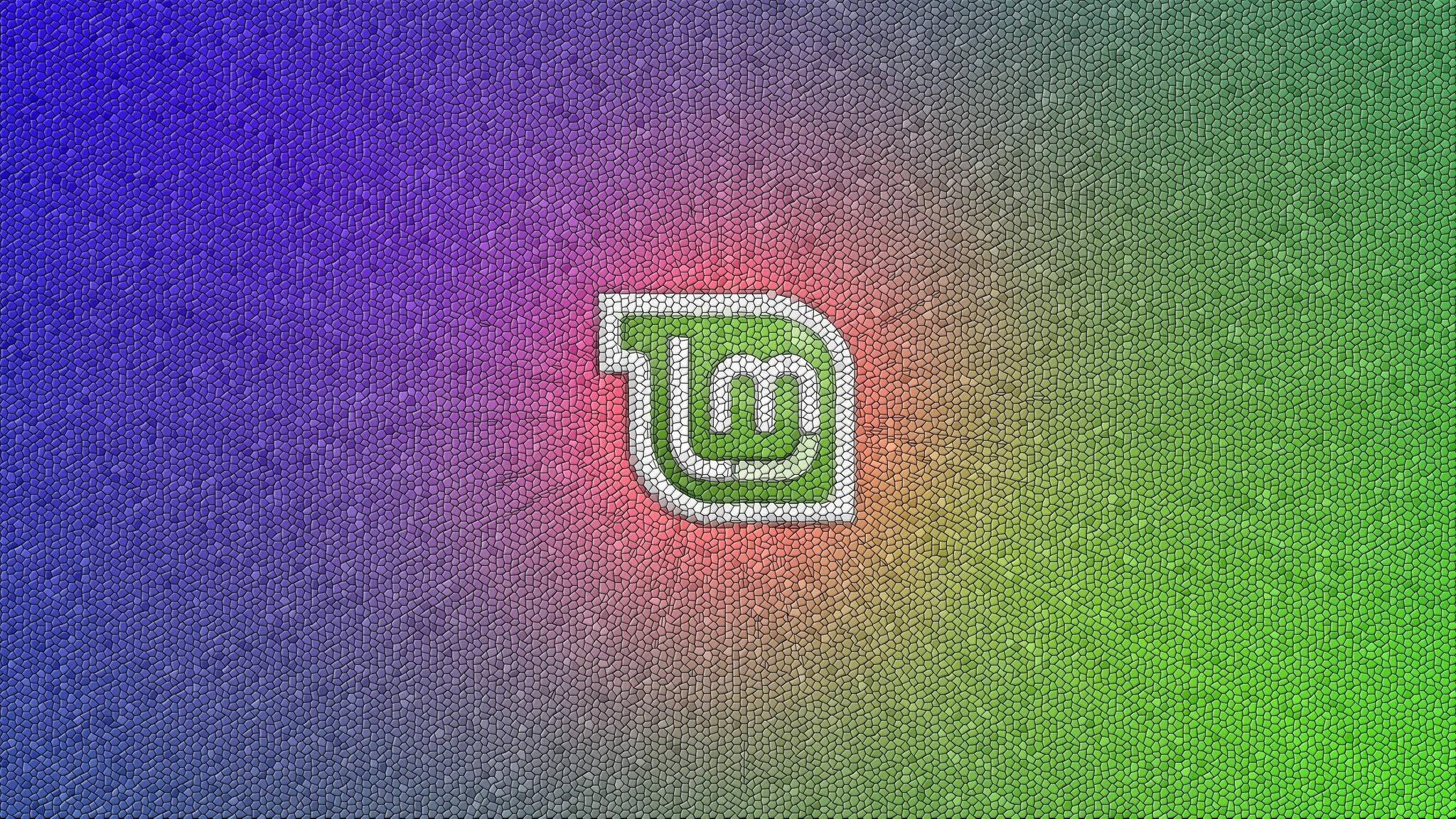 作業系統Linux Mint圓形漸層標誌 壁紙 — 一個發光的綠色「LM」標誌，居中放置在帶有六邊形紋理的鮮豔漸變背景上。