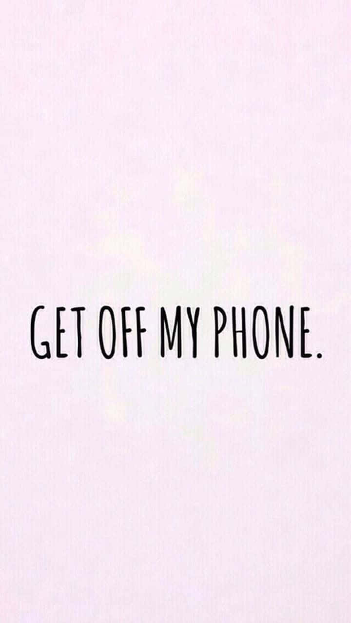 在粉紅色背景上以黑色寫著 get off my phone 的文字壁紙