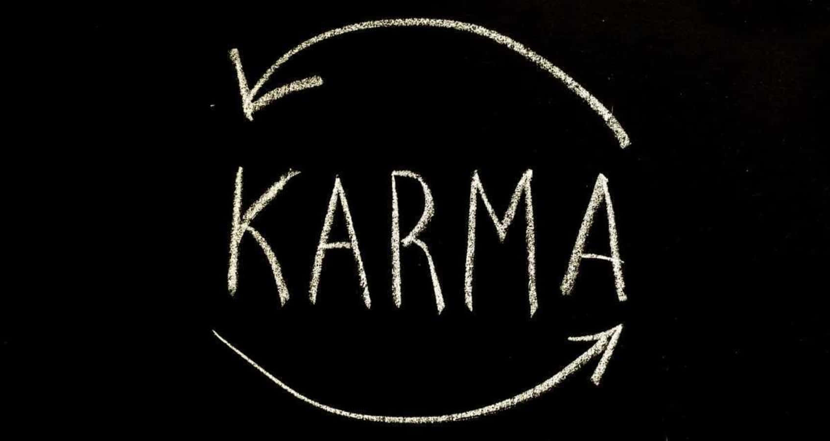 黑板上用粉筆繪製的「karma」一詞及圓形箭頭。
