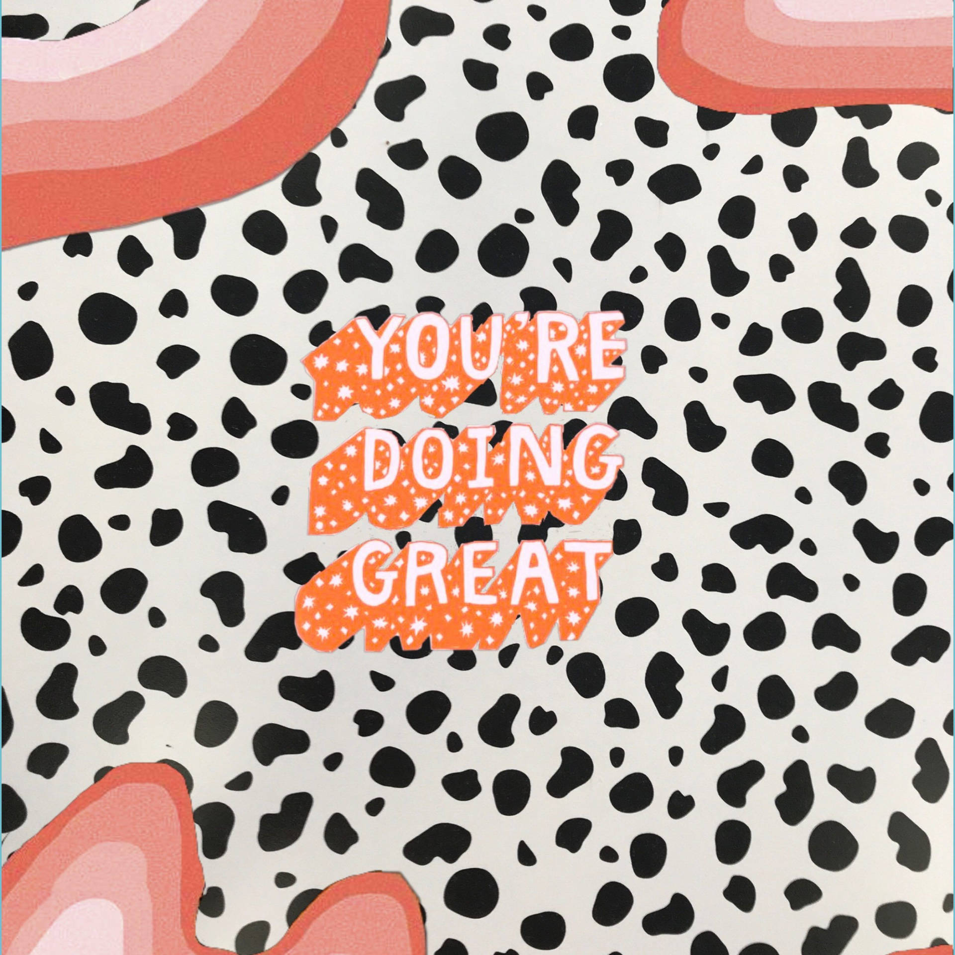 你做得很好VSCO美學壁紙 壁紙 — 鮮豔的橙色文字寫著「YOU'RE DOING GREAT」，帶有白色星星，背景為黑白斑點，並以柔和的粉紅色彎曲形狀框住。