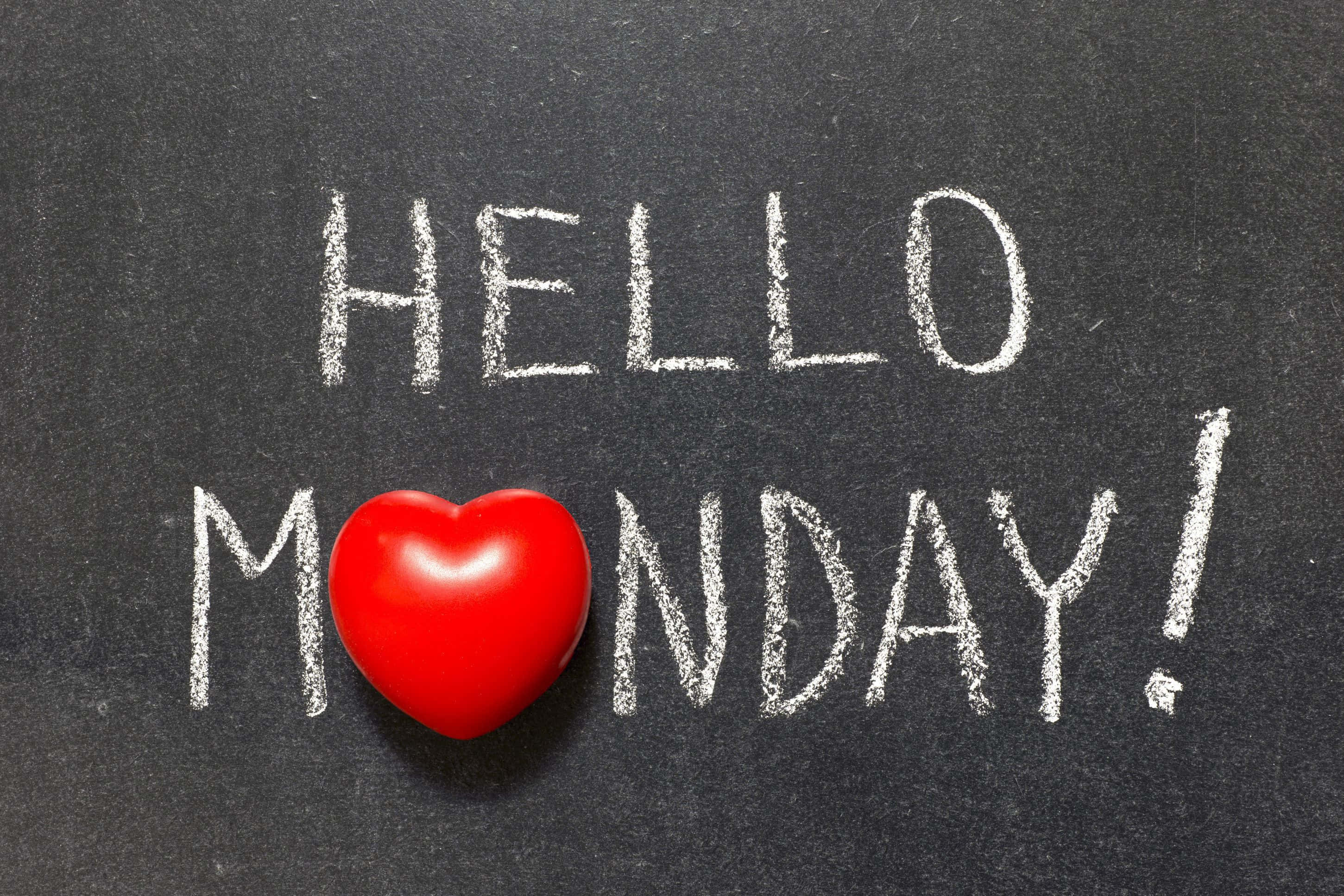 你好星期一 紅心粉筆板圖 壁紙 — 一個紅色心形物體取代了「HELLO MONDAY!」中的字母O，該文字是用白色粉筆寫在深色黑板上的。