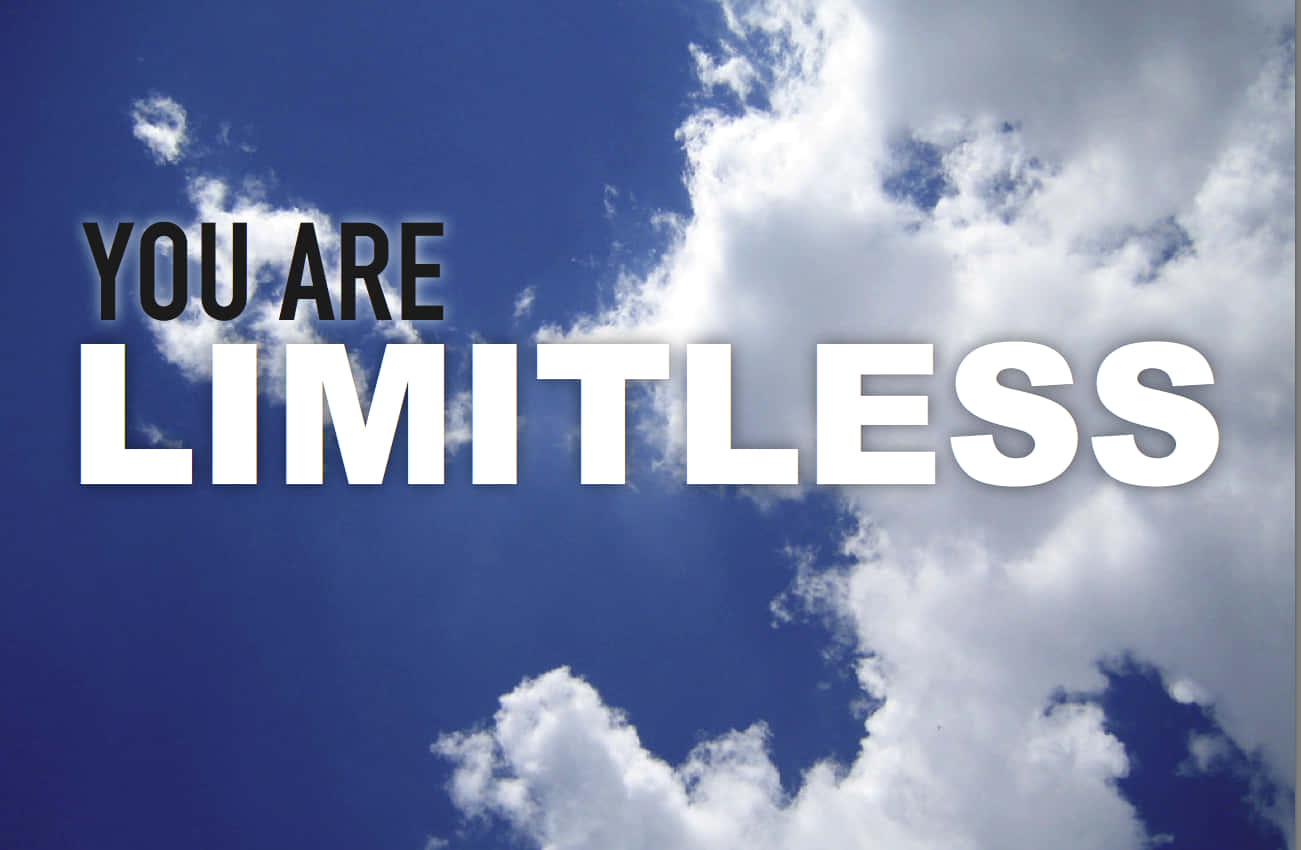 藍天白雲上寫有「YOU ARE LIMITLESS」的勵志文字。