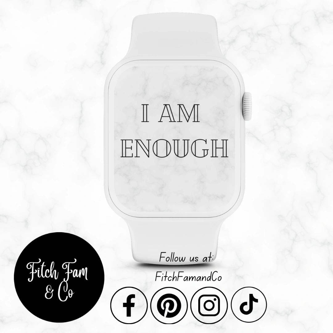 白色智能手錶，雲石屏幕上顯示「I AM ENOUGH」文字，帶有社交媒體圖標品牌標記。