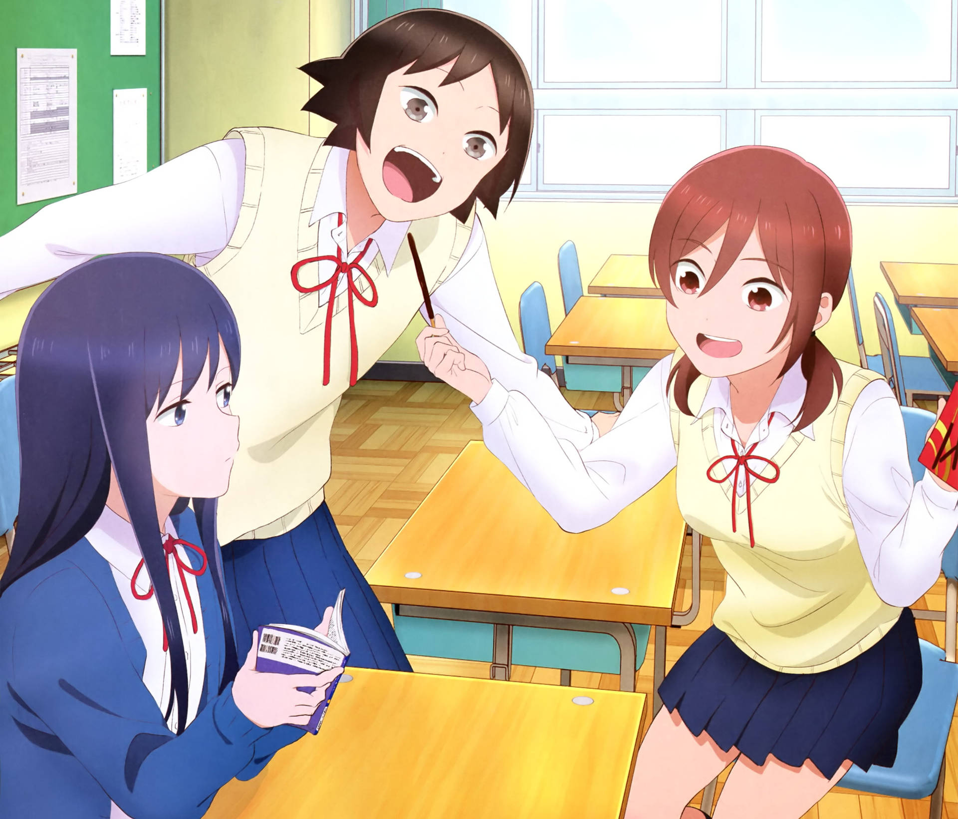 三個動漫女學生在教室裡笑著反應。