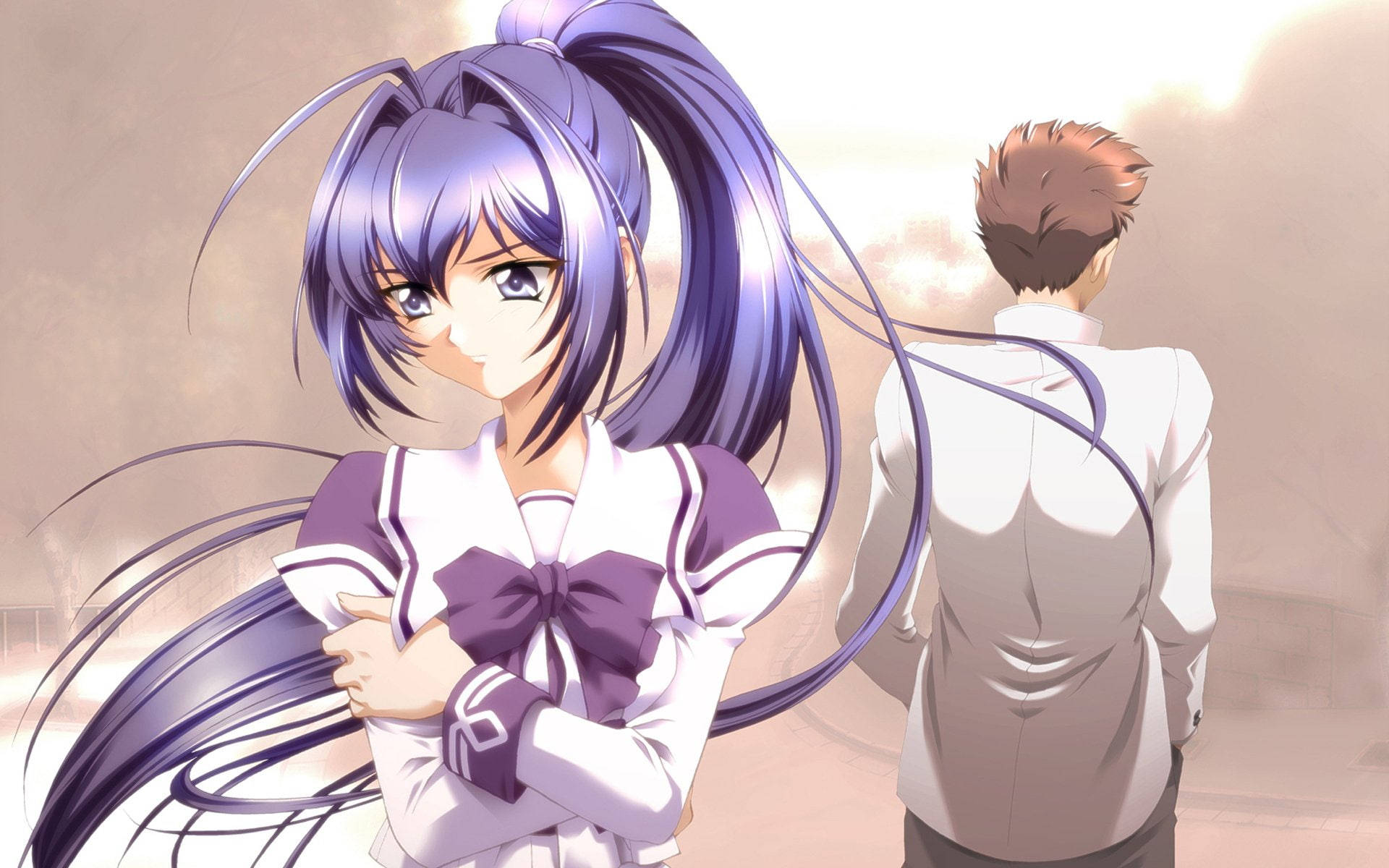 紫髮動漫女學生穿著校服看著觀眾，而男孩背對著站立。