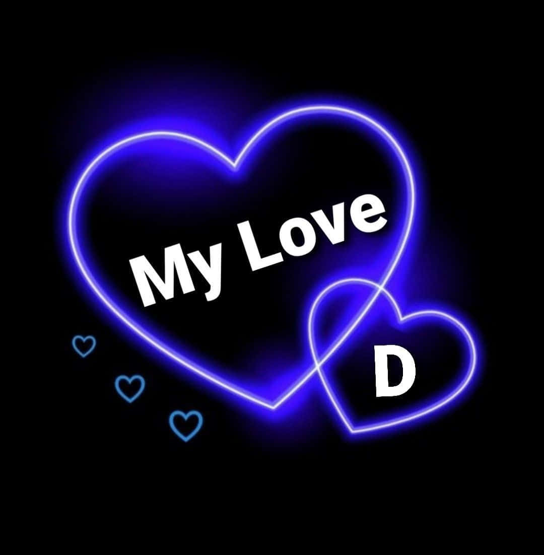 「你是我的太陽」 壁紙 — 一個發光的藍色霓虹心形，帶有「My Love D」文字和小心形，背景為黑色。
