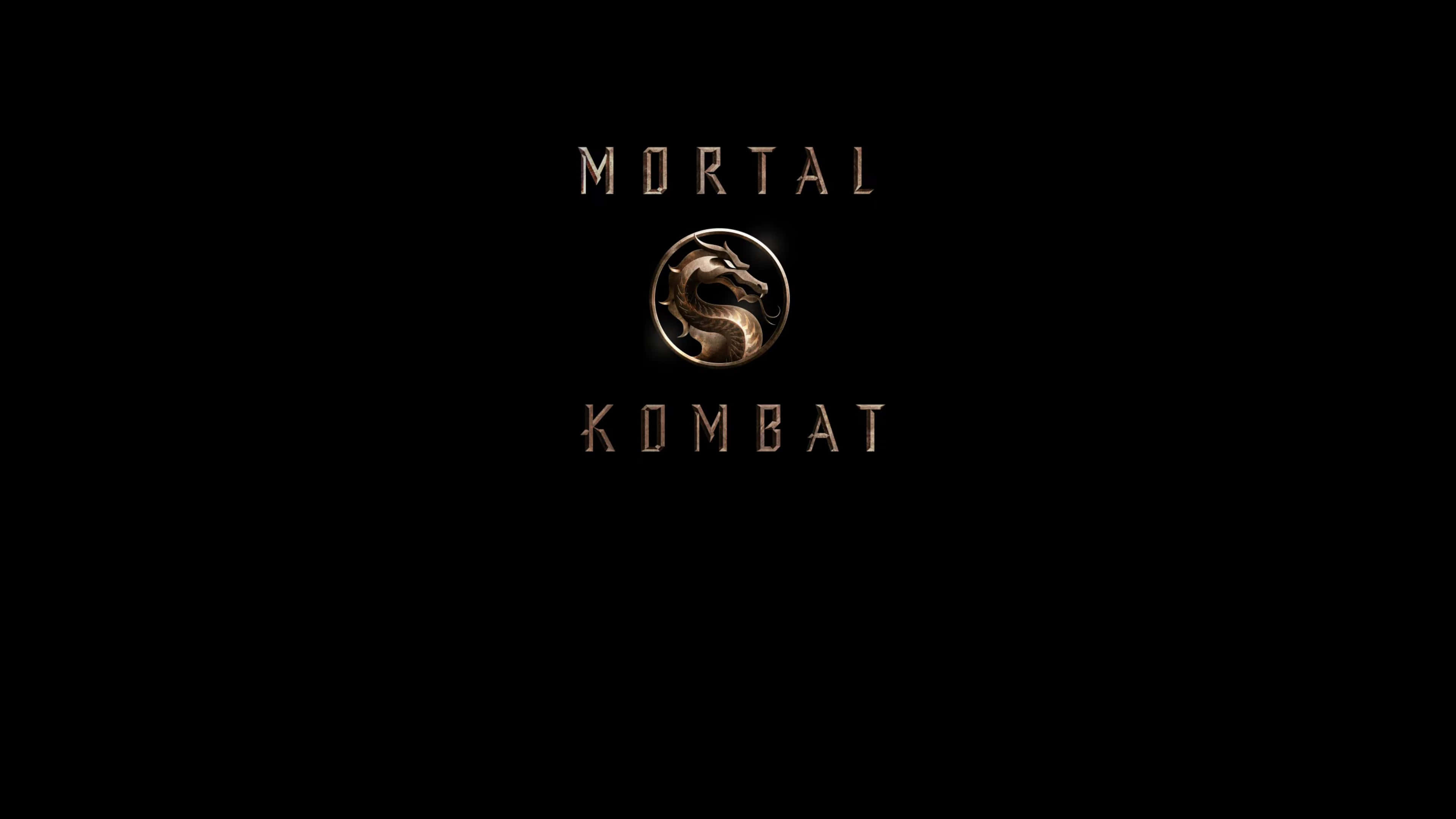 你為《真人快打 2021》選好戰士了嗎？ 壁紙 — Mortal Kombat 標誌在純黑色背景上以金屬金色發光，並帶有盤繞的龍形徽章。