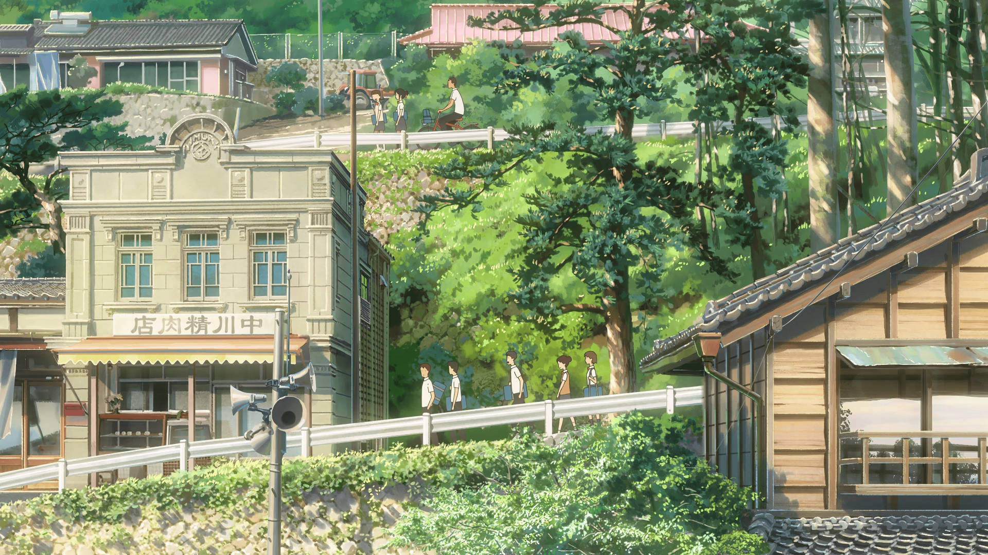 孩子們在一個充滿活力的日本村莊裡走過一座橋，周圍綠樹成蔭。