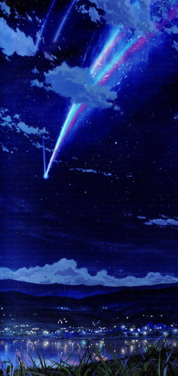 發光的流星劃過星空，湖面倒映著村莊的燈光。