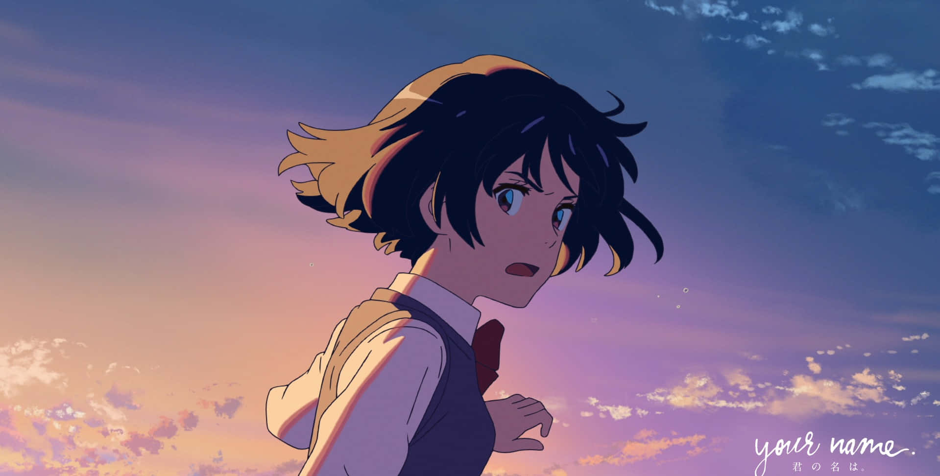 《你的名字。》中絢麗奪目的天空與美景 壁紙 — 一個年輕的動漫女孩，深色頭髮，繫著黃色絲帶，仰望柔和粉紅和紫色的日落天空。