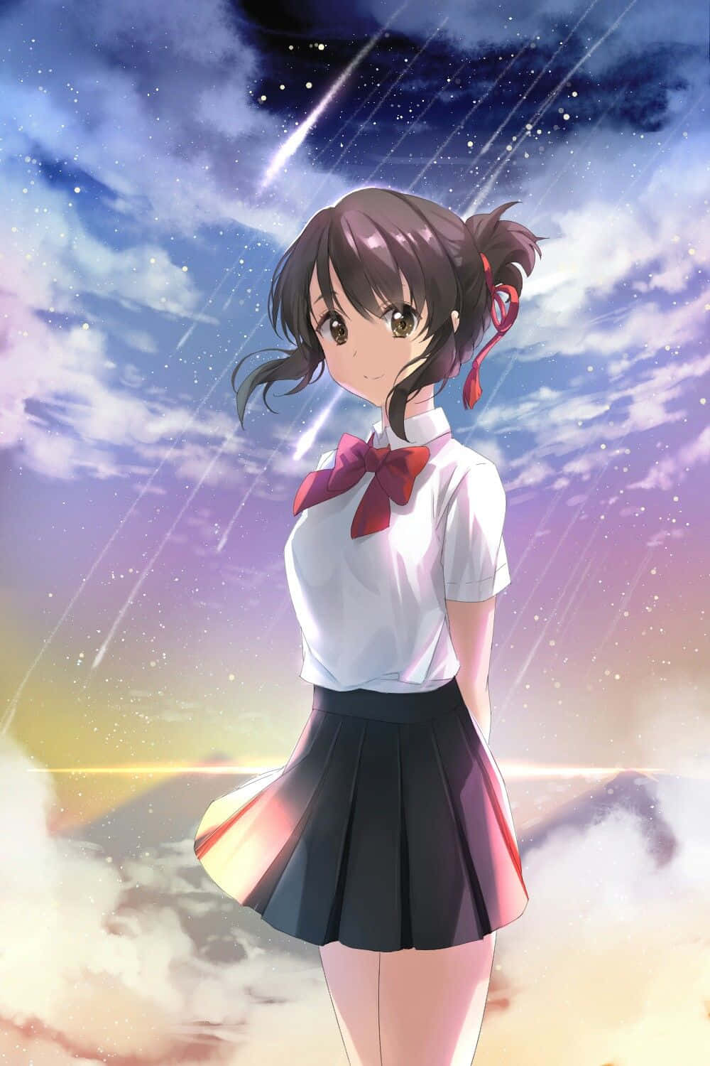 《你的名字。》主角Mitsuha與Taki 壁紙 — 一個穿著校服的年輕動漫女孩站在雲層中，在流星劃過的星空下。