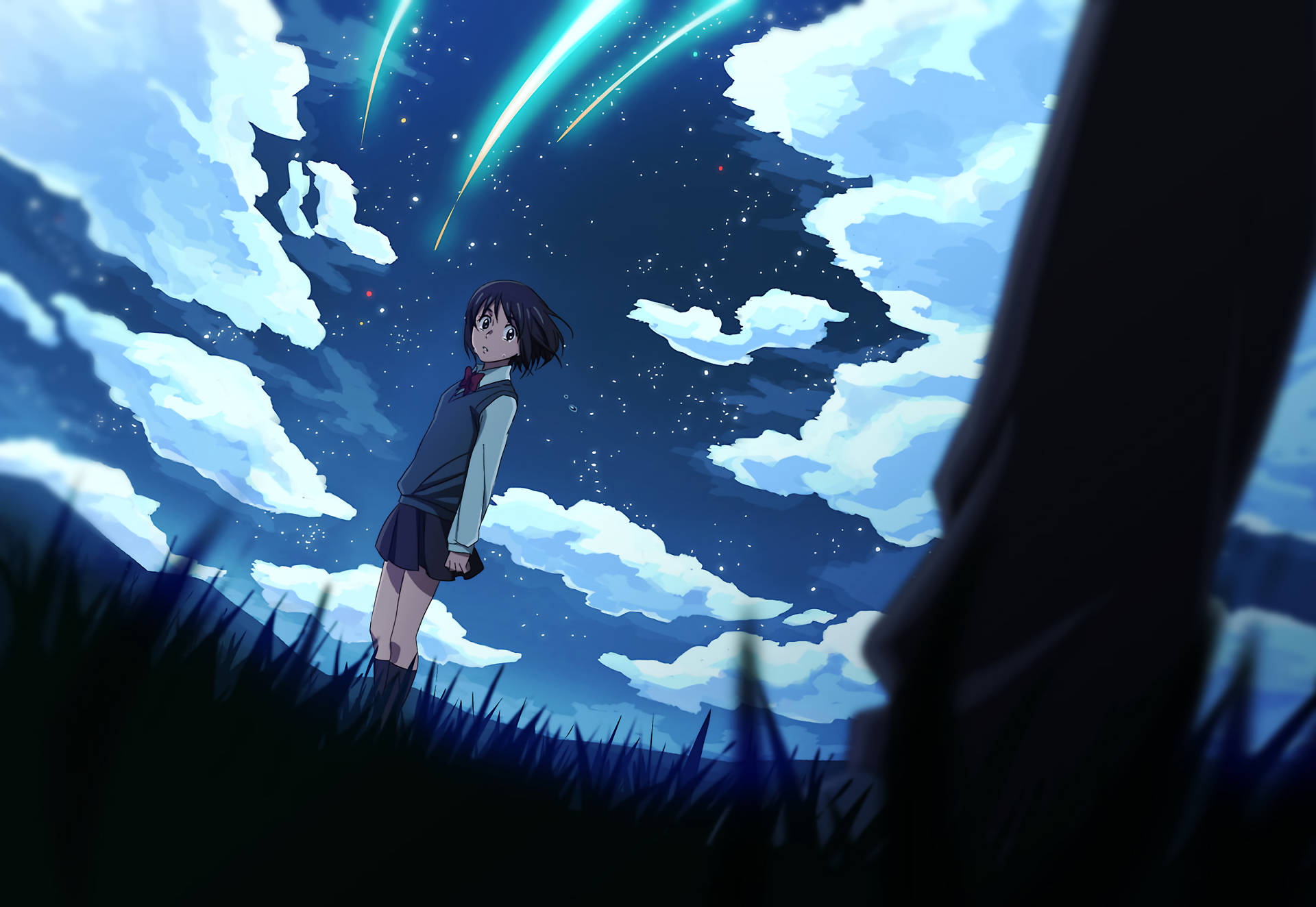 動漫女孩穿著校服，站在草地上，星空下，有綠色流星。