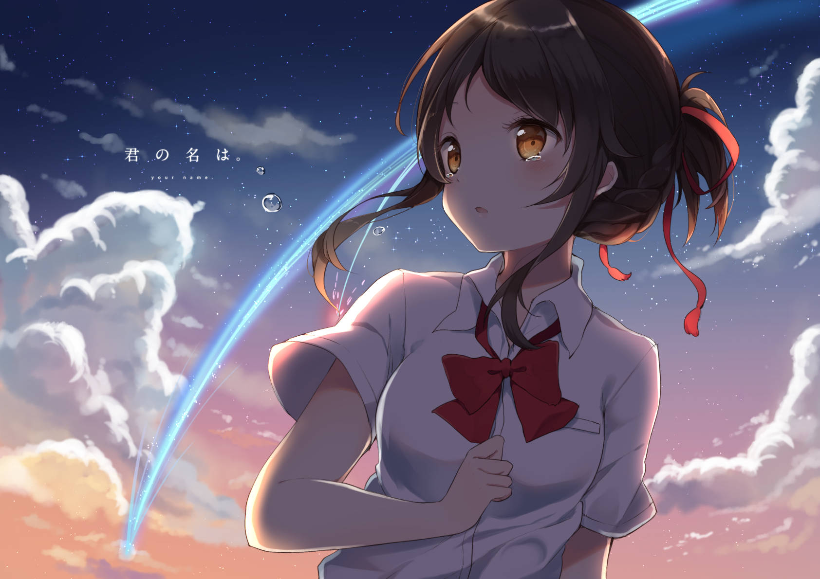《你的名字。》動畫中的三葉宮水 壁紙 — 一個穿著校服的年輕動漫女孩站在有雲和發光藍色彗星尾巴的黃昏天空下。