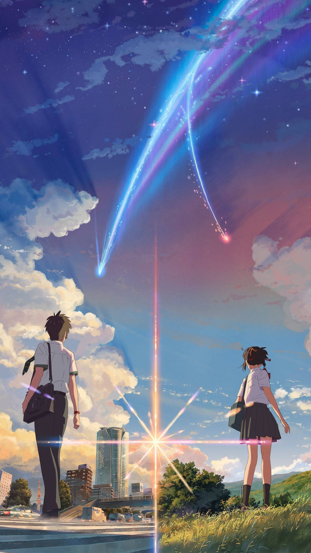 兩名學生觀看城市上空暮色天空中發光的彗星軌跡。