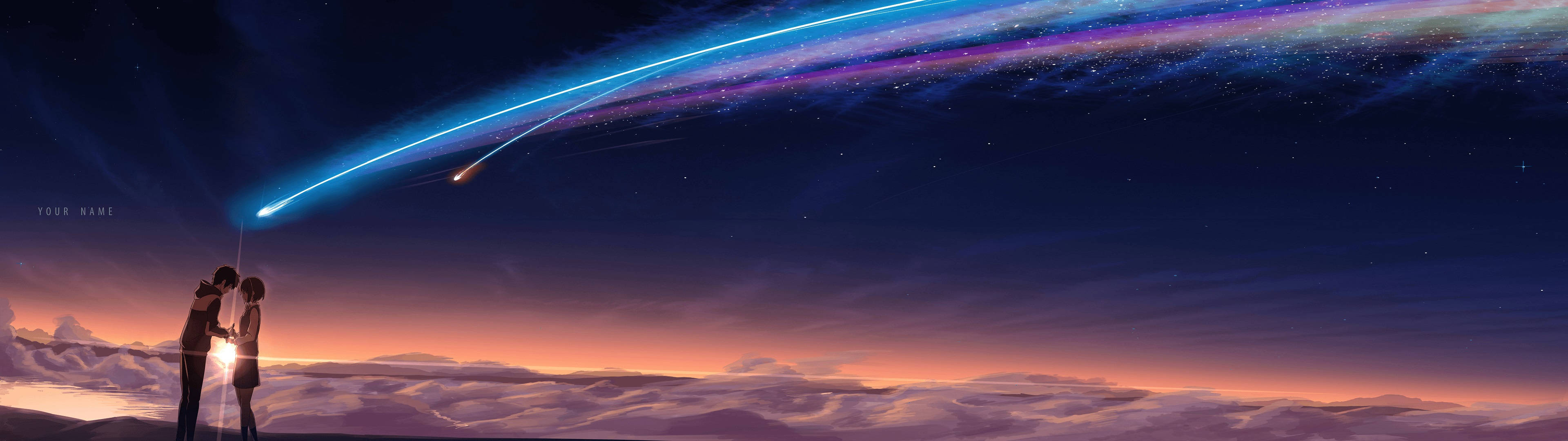《你的名字。》流星場景 4K雙螢幕壁紙 壁紙 — 兩個剪影人物站在雲海上，凝視著一顆鮮豔的藍色和紫色流星劃過繁星點點的暮色天空。