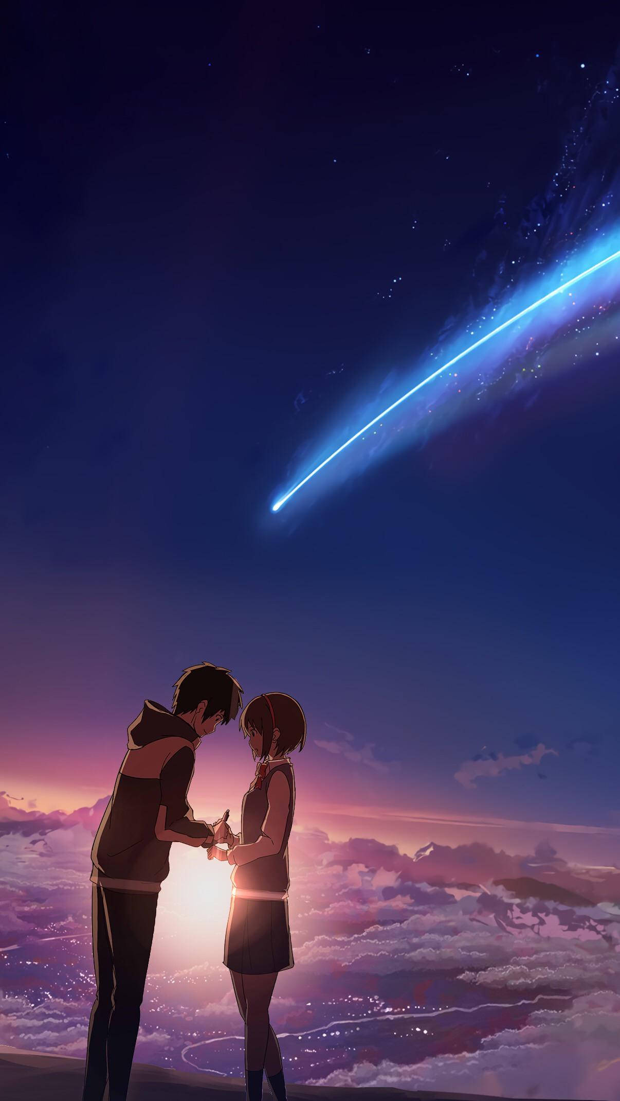 《你的名字。》立花與三葉共賞Tiamat彗星手機壁紙 壁紙 — 一對情侶手牽手站在雲端上，下方是充滿活力的暮色天空，劃過一顆發光的藍色彗星和閃爍的星星。