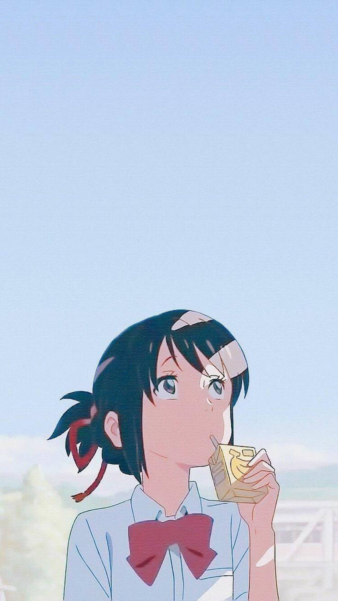 《你的名字。》美少女手機壁紙 壁紙 — 一個深色頭髮、戴紅色蝴蝶結的年輕動漫女孩，在柔和的藍天下喝著果汁盒。