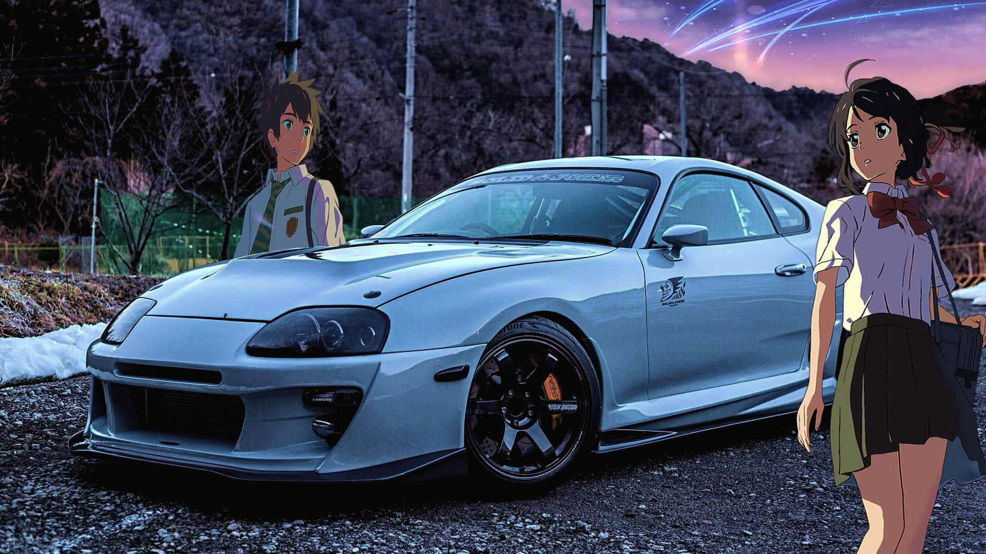 《你的名字。》角色 Toyota Supra JDM 動漫 壁紙 — 兩個動漫青少年站在一輛銀色改裝跑車旁邊，背景是暮色天空和流動的光線。