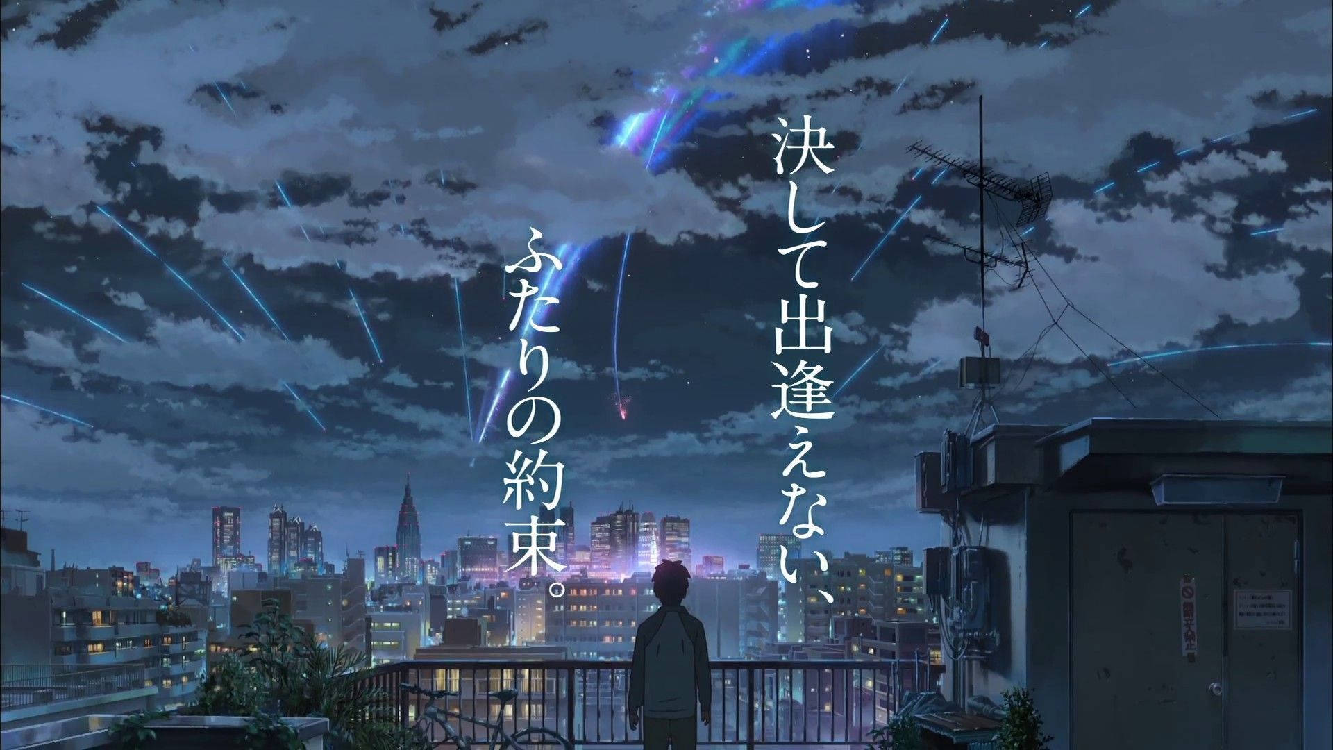 屋頂上的一個男孩凝視著在多雲夜空下被墜落的藍色燈光照亮的城市。