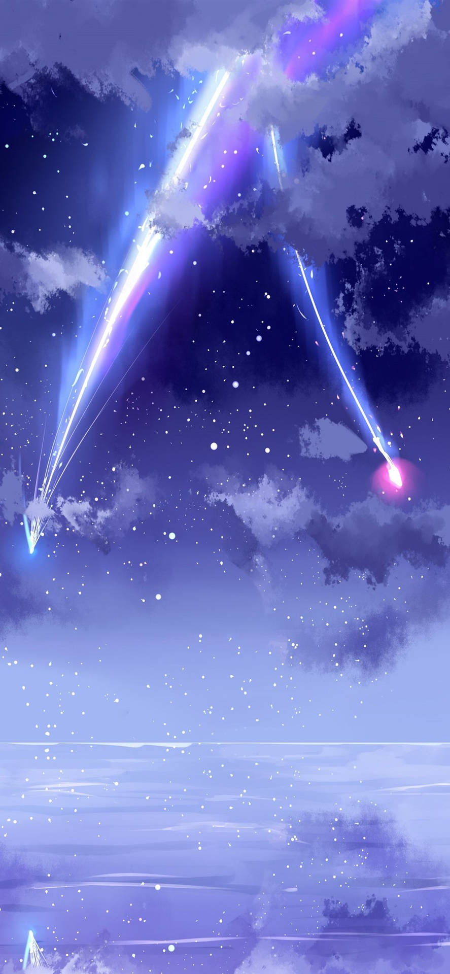 流星劃過寧靜水面上的星空夜空。