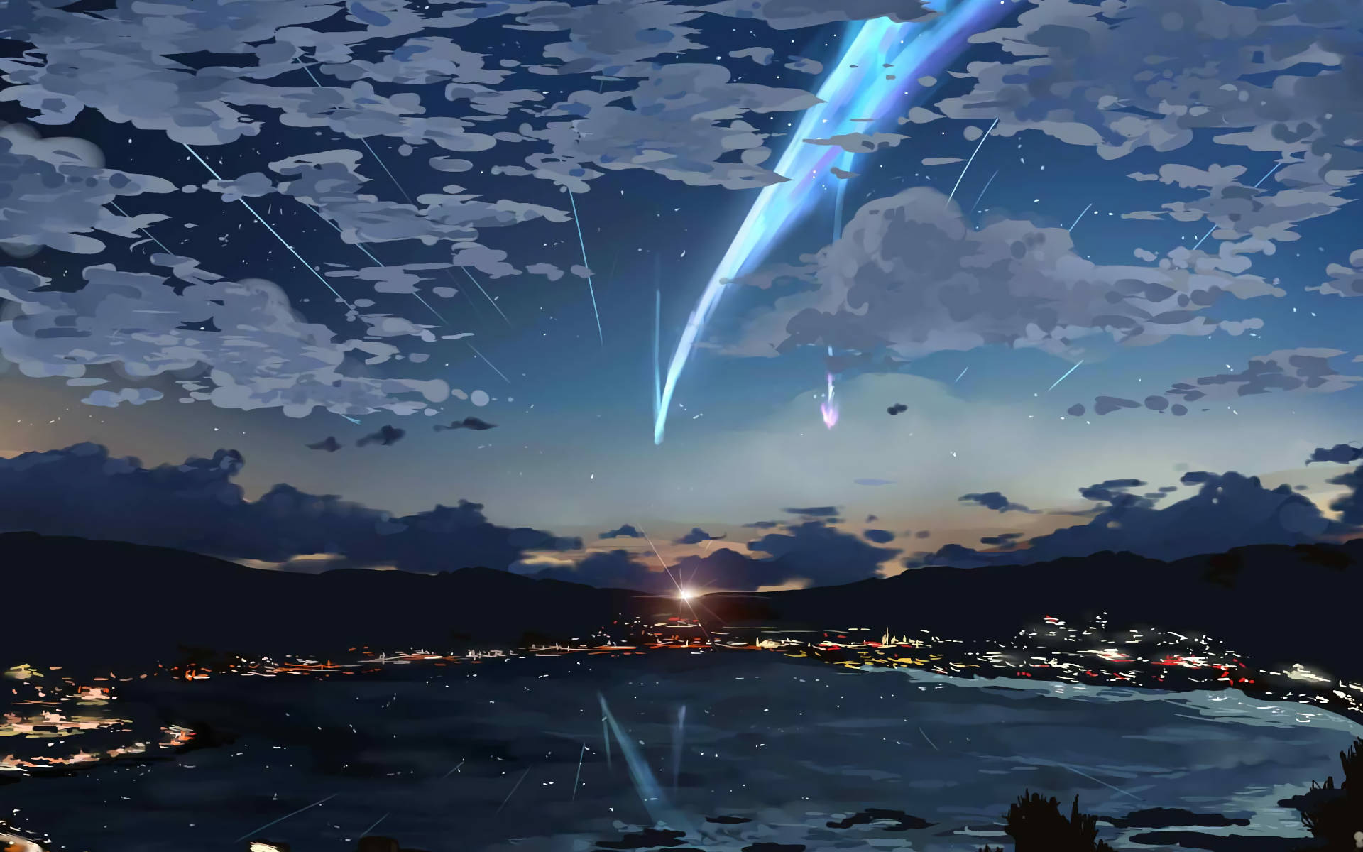 你的名字城市風景 壁紙 — 一顆發光的藍色彗星劃過沿海小鎮上空的暮色天空，下方閃爍著燈光。