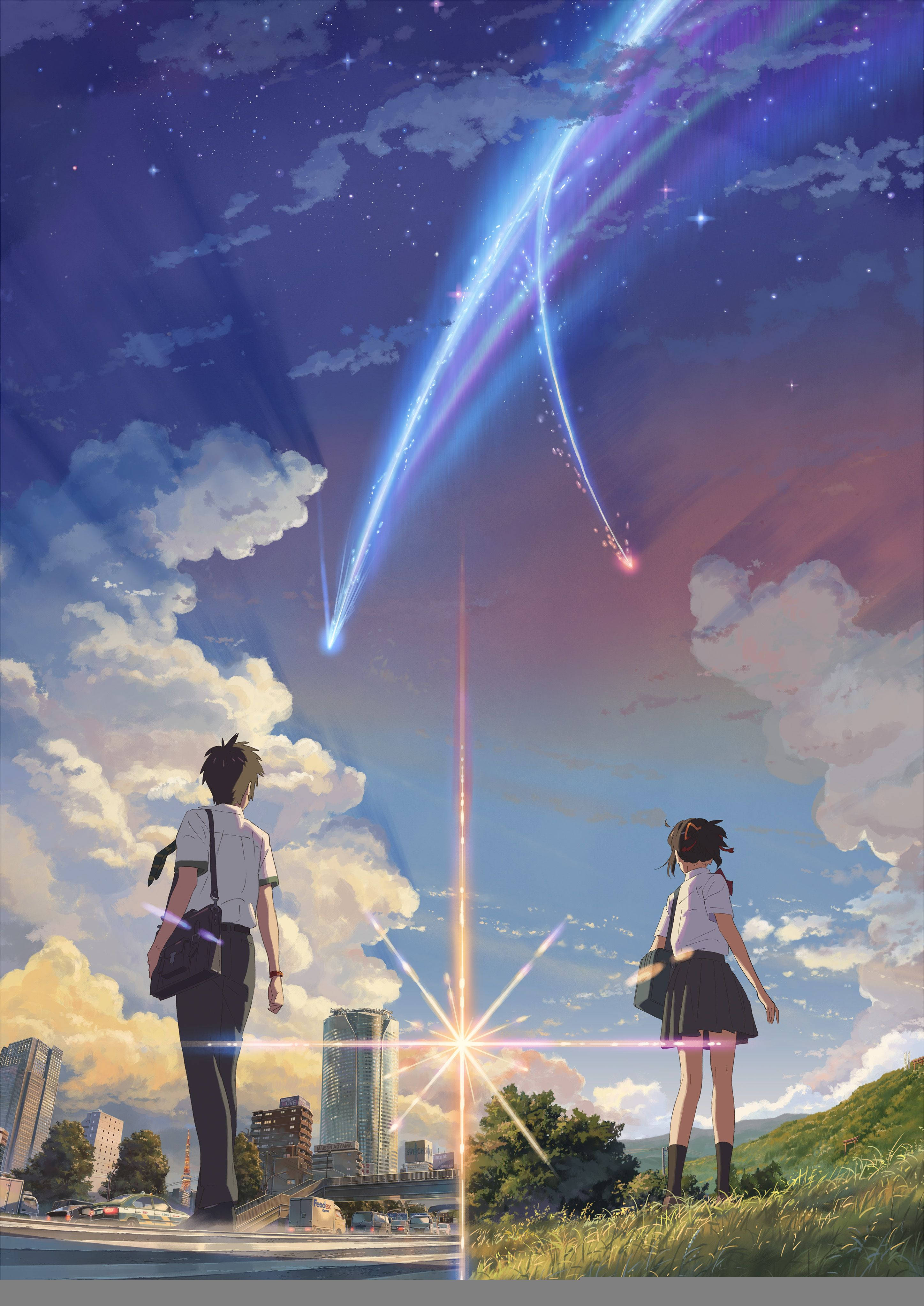 你的名字情侶與彗星 壁紙 — 兩名學生仰望，鮮藍色流星劃過城市景觀和草地山丘上空的暮色天空。