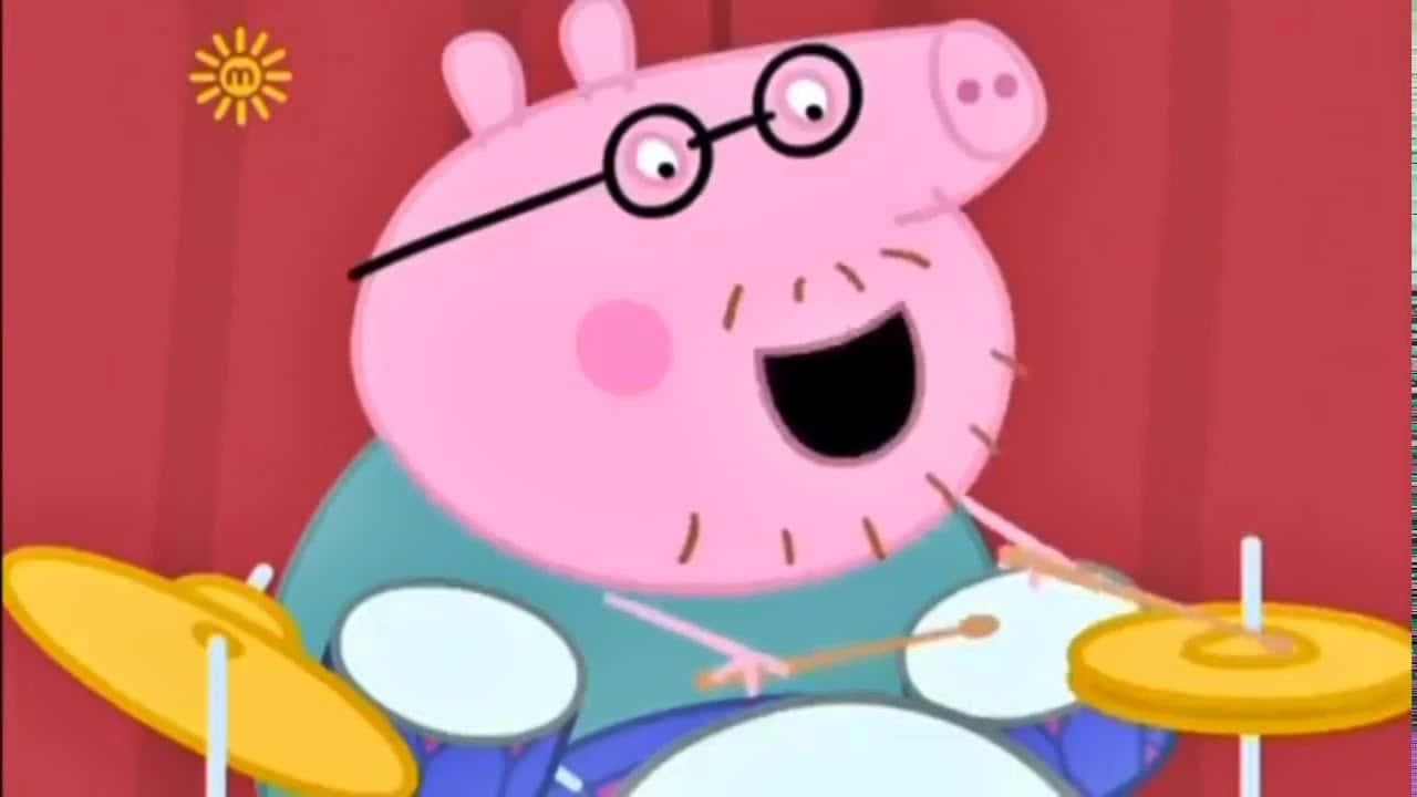 Daddy Pig 桌布 壁紙 — 佩佩豬的爸爸在紅色窗簾背景下，頭頂太陽圖標，愉快地打鼓。